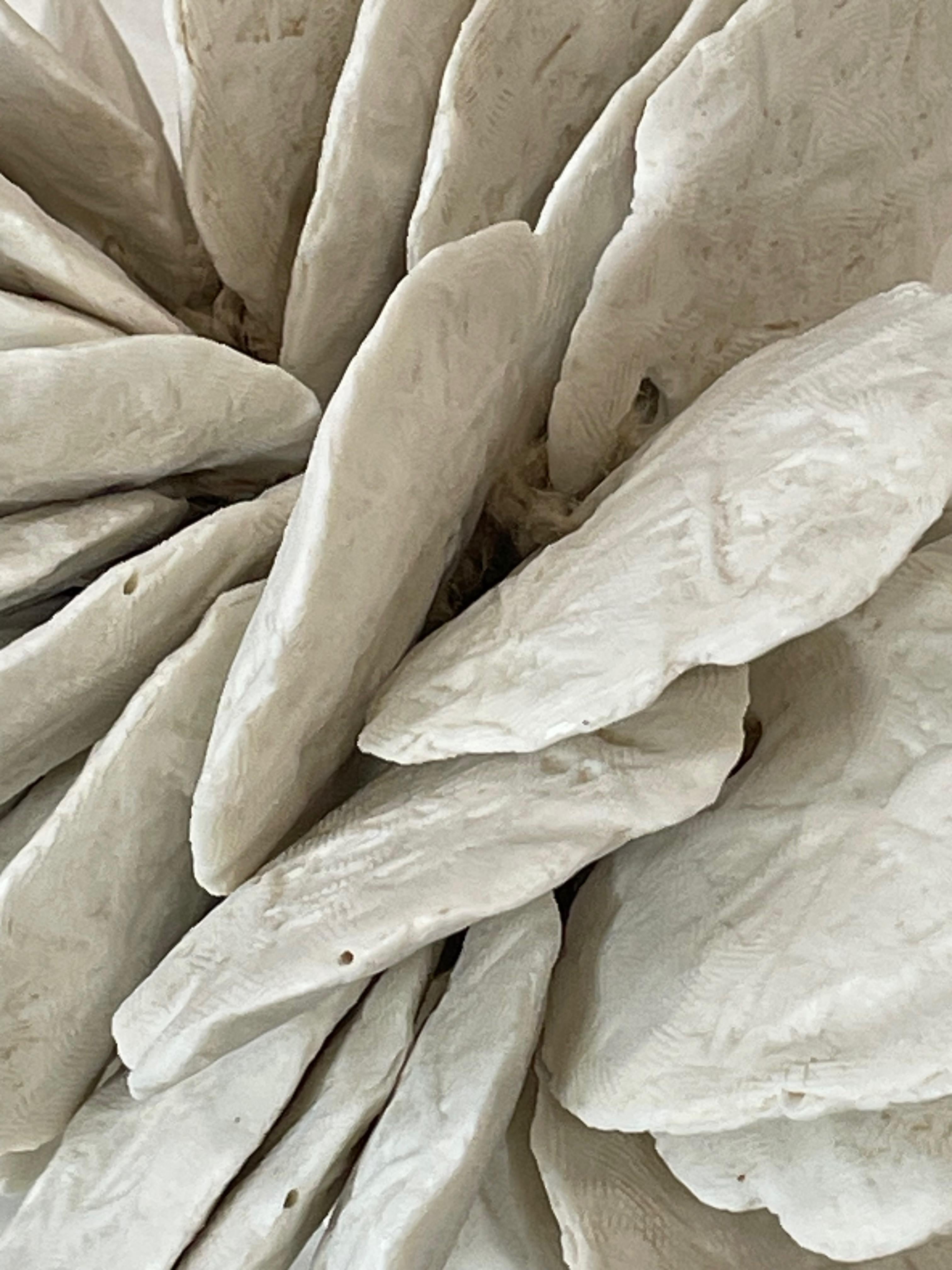 Weiße Porzellan-Scheibenskulptur, Frankreich, Contemporary (21. Jahrhundert und zeitgenössisch) im Angebot