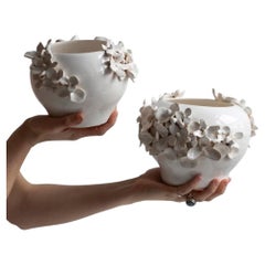 Vaso per orchidee in porcellana bianca Ellery fatto a mano, design floreale applicato, nuovo