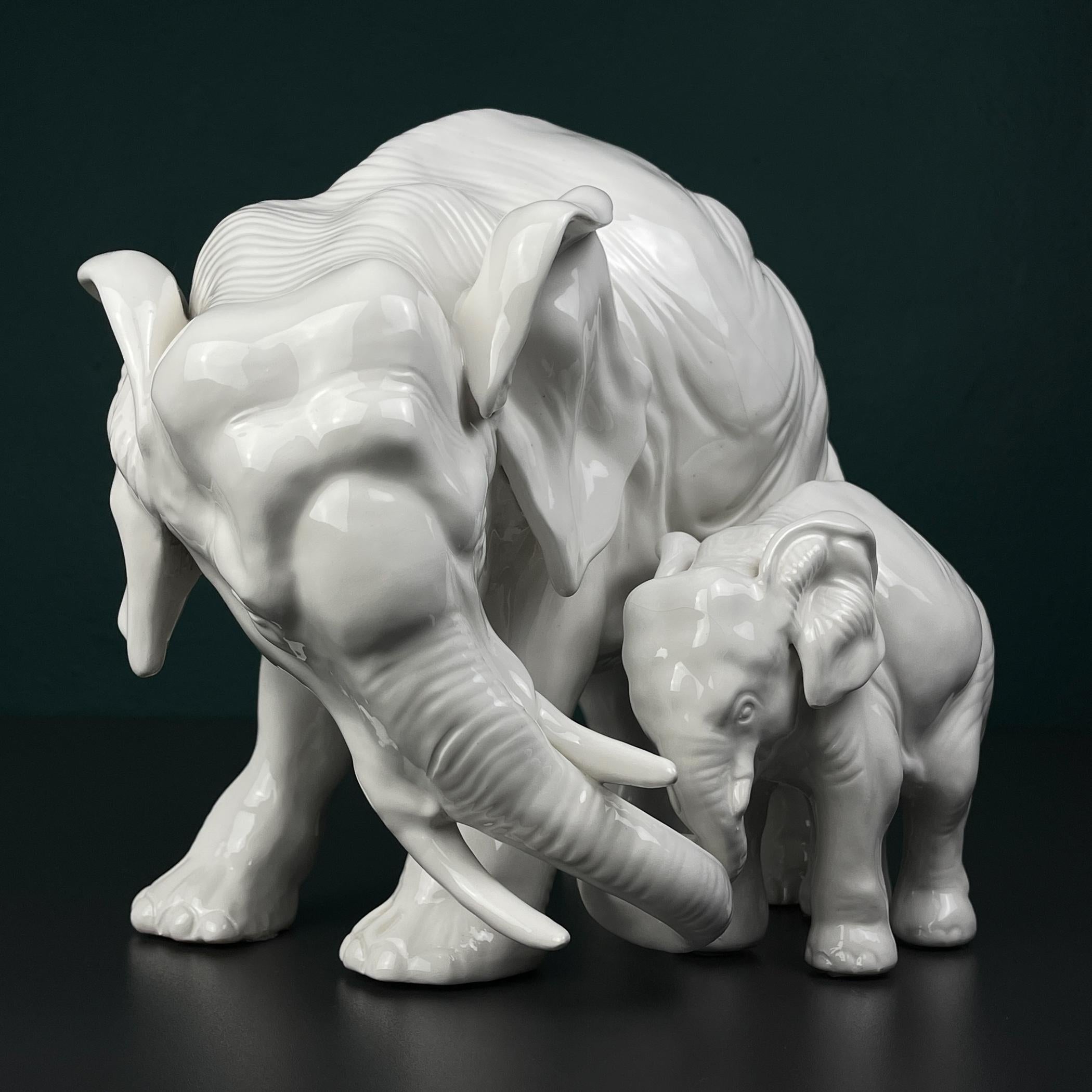 White porcelain figurine Elephant and baby by Artepiu ESTE, Italy 1990s For Sale 3