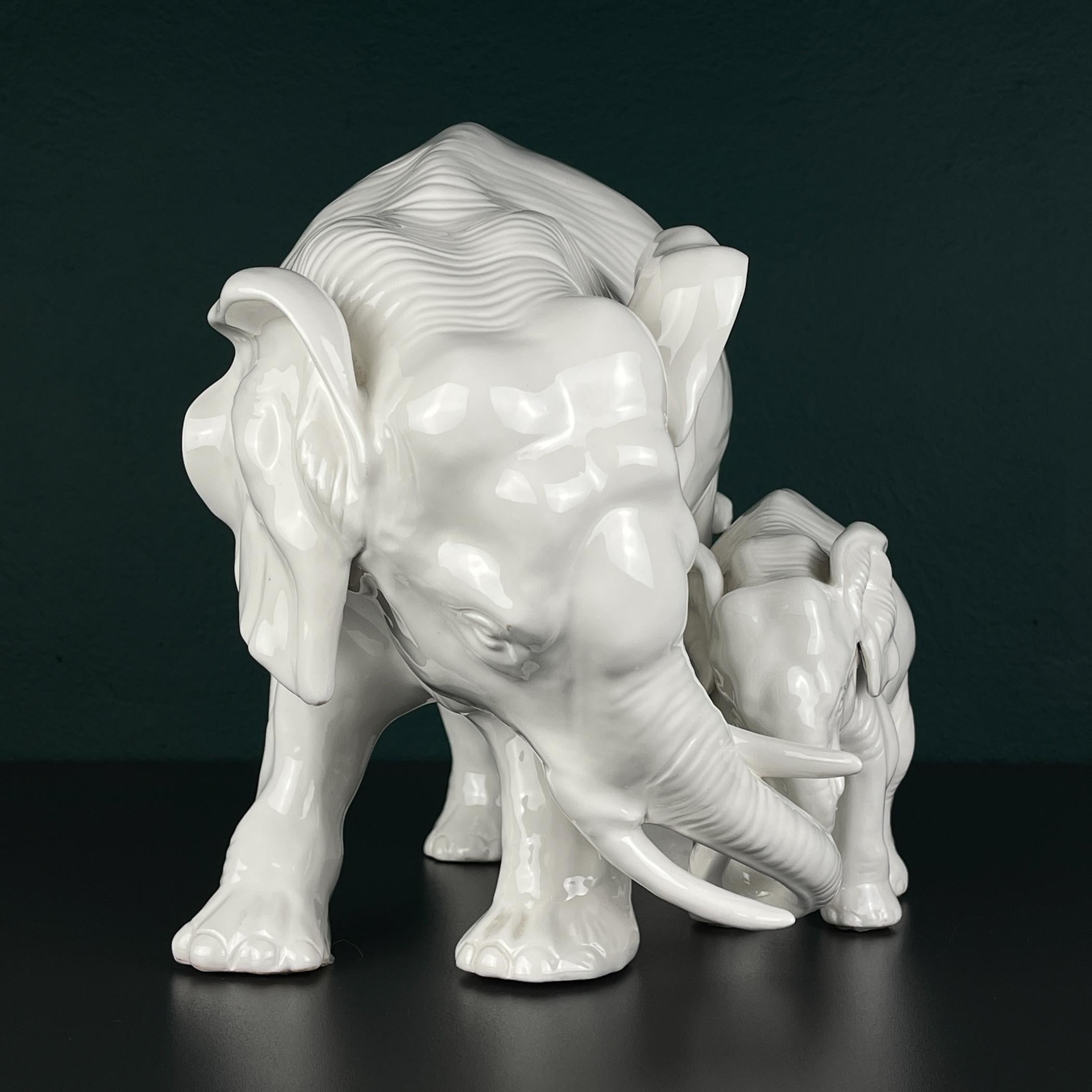 Mid-Century Modern White porcelain figurine Elephant and baby by Artepiu ESTE, Italy 1990s For Sale