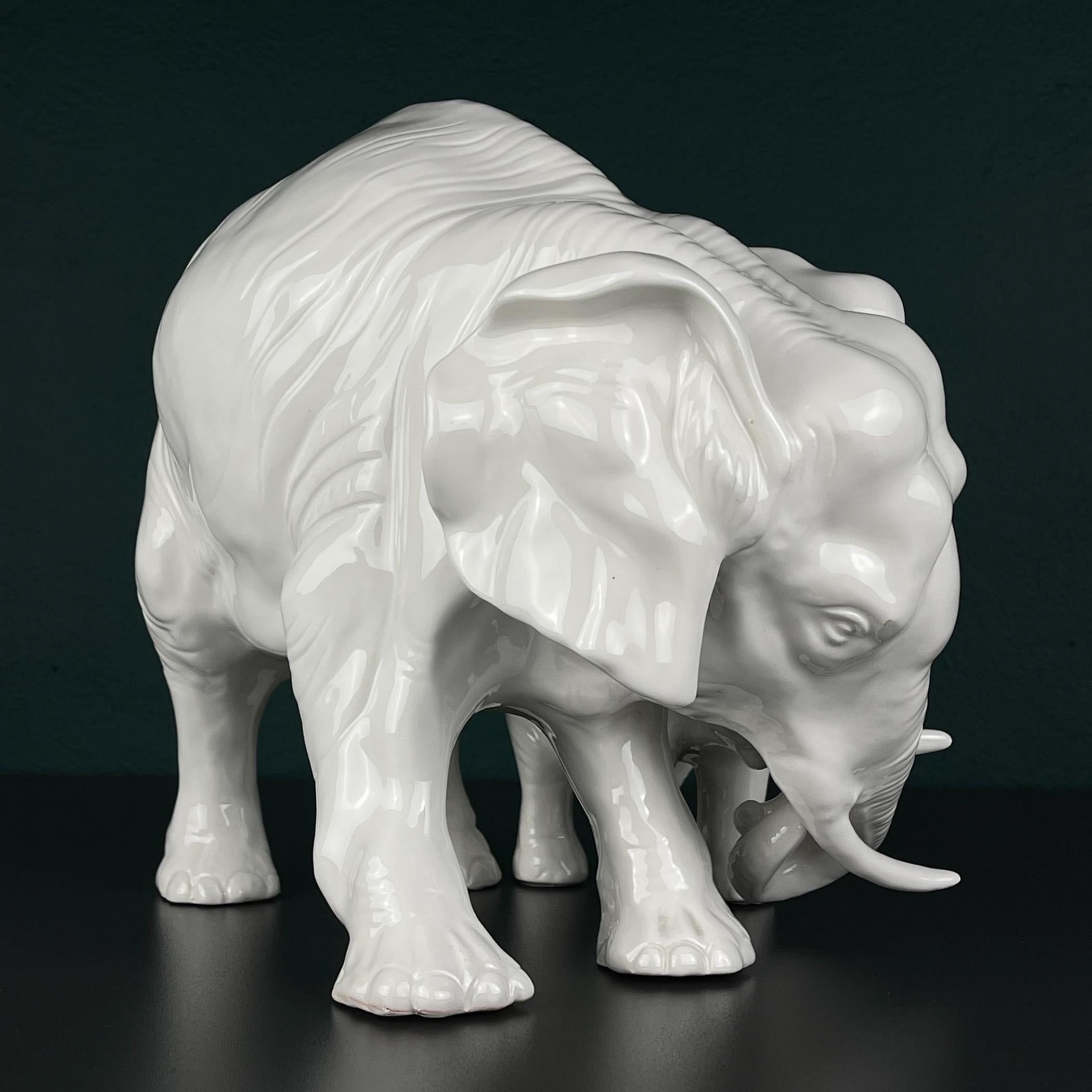 Italian White porcelain figurine Elephant and baby by Artepiu ESTE, Italy 1990s For Sale