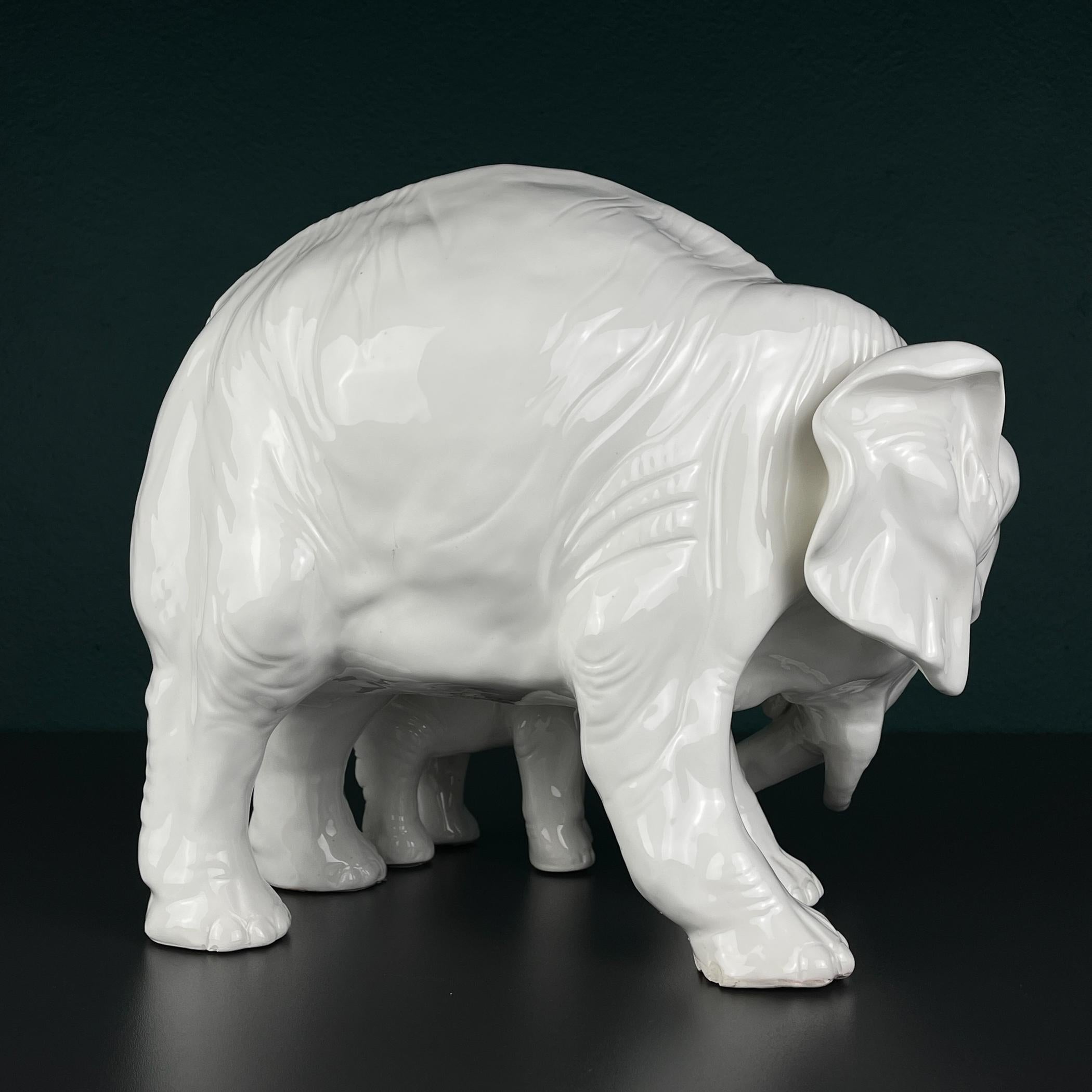 White porcelain figurine Elephant and baby by Artepiu ESTE, Italy 1990s In Good Condition For Sale In Miklavž Pri Taboru, SI