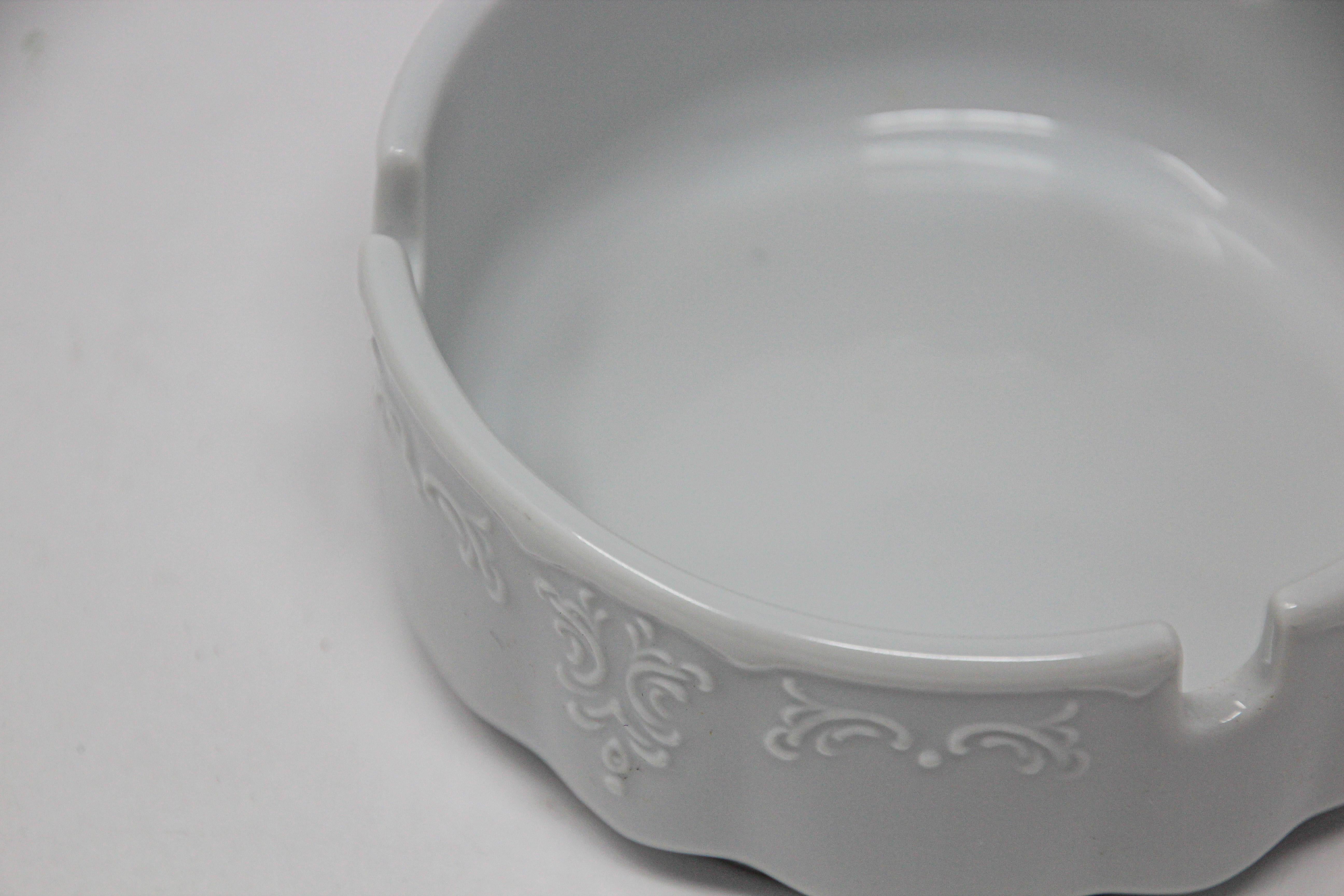 Vintage pure white china ashtray.
With a fresh, contemporary modern look with embossed arabesques design.
Hotelporzellan, Hogermann.
Made in Germany, circa 1980.
Measures: 4.5