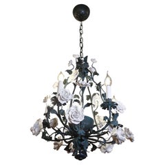 Lampadario a 6 luci con fiori in porcellana bianca Verdigris