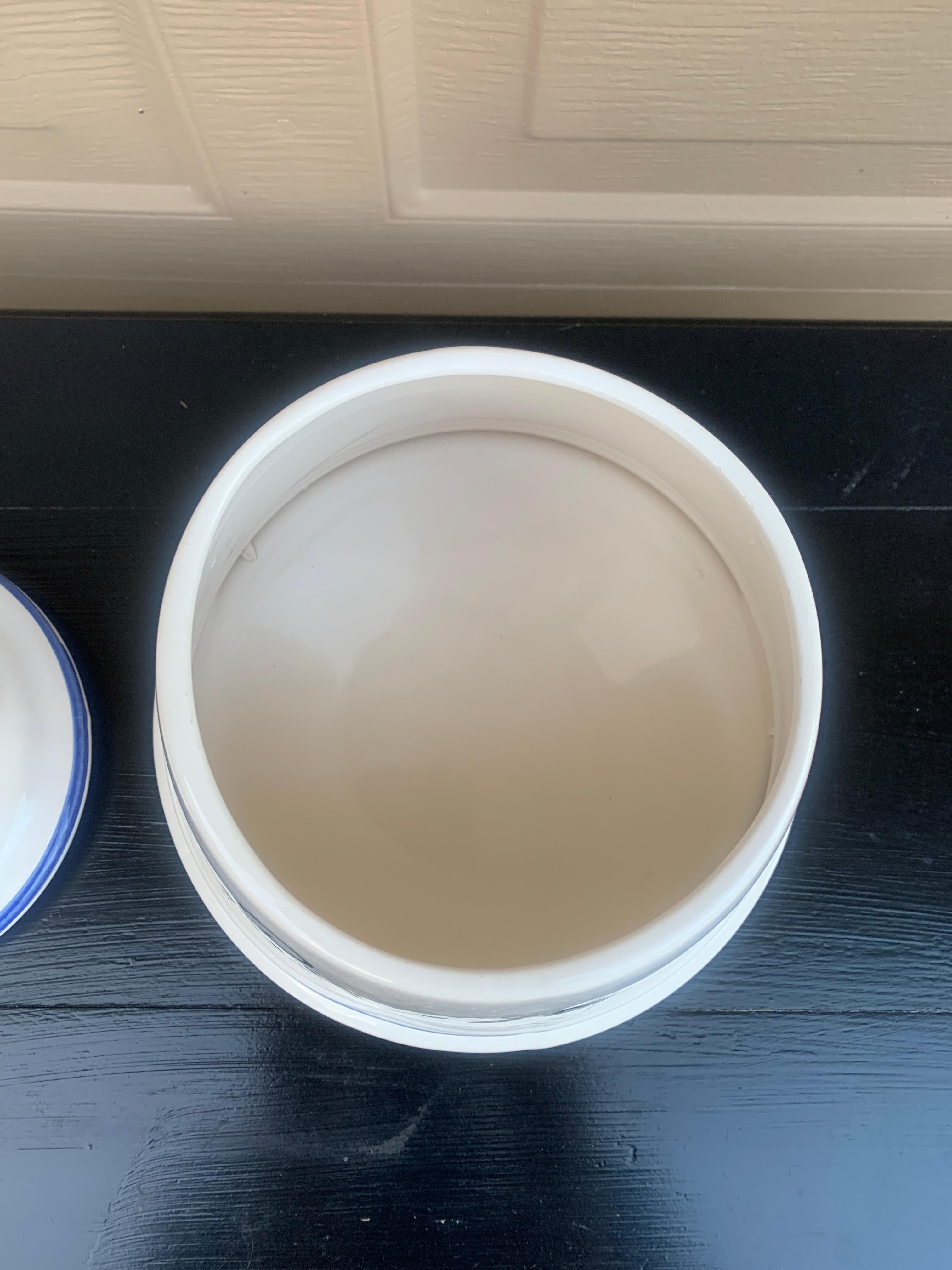 Contenitore con coperchio in porcellana bianca per crocchette per cani 