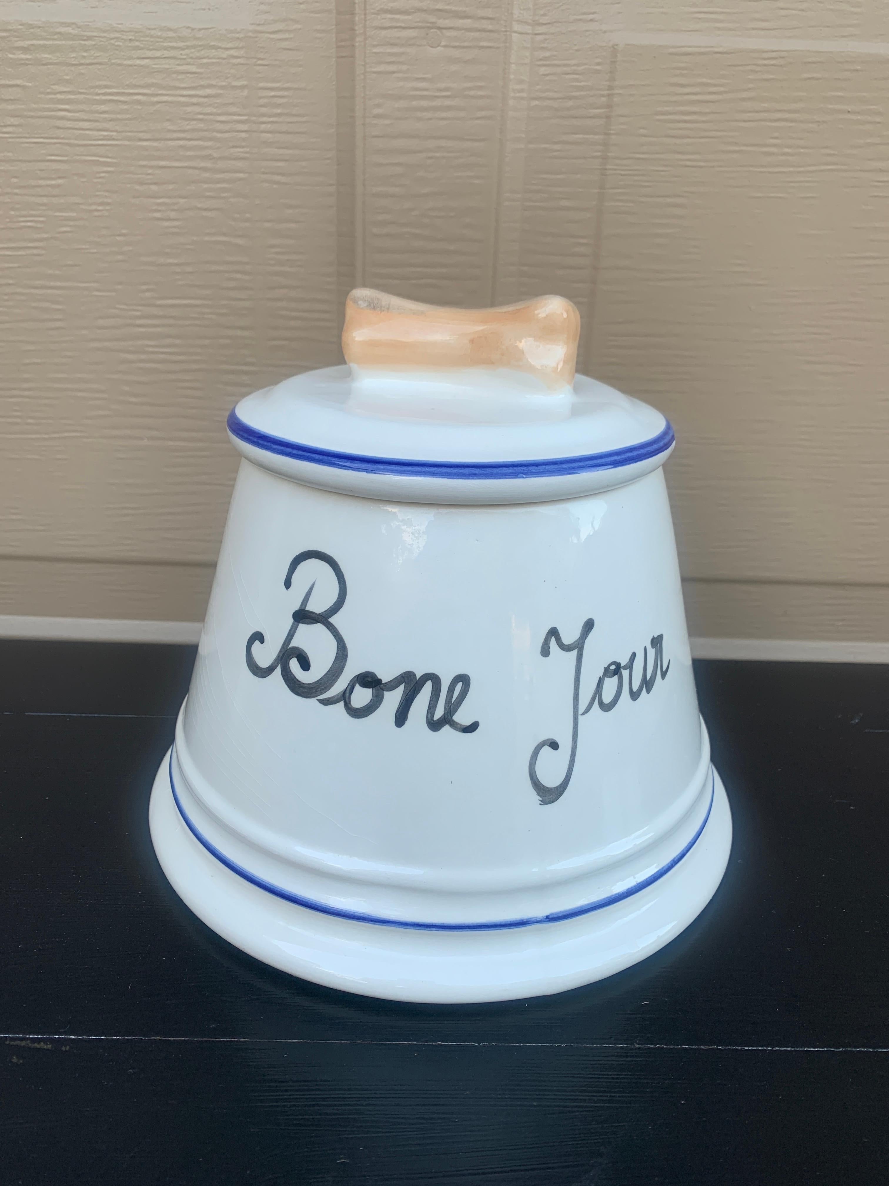 Splendido contenitore con coperchio in porcellana francese blu e bianca, con un osso di cane come manico e la frase 