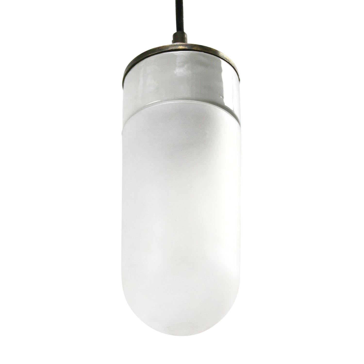 Dépoli Lampes à suspension industrielles vintage en laiton et verre dépoli en porcelaine blanche en vente