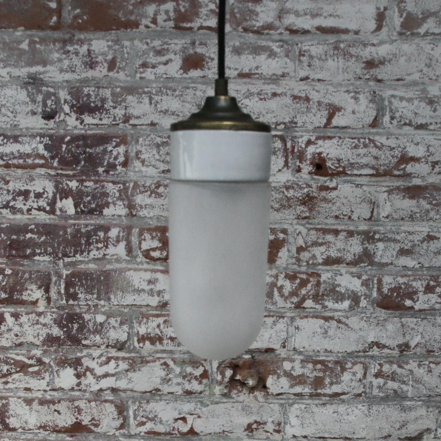 Lampes à suspension industrielles vintage en laiton et verre dépoli en porcelaine blanche Bon état - En vente à Amsterdam, NL