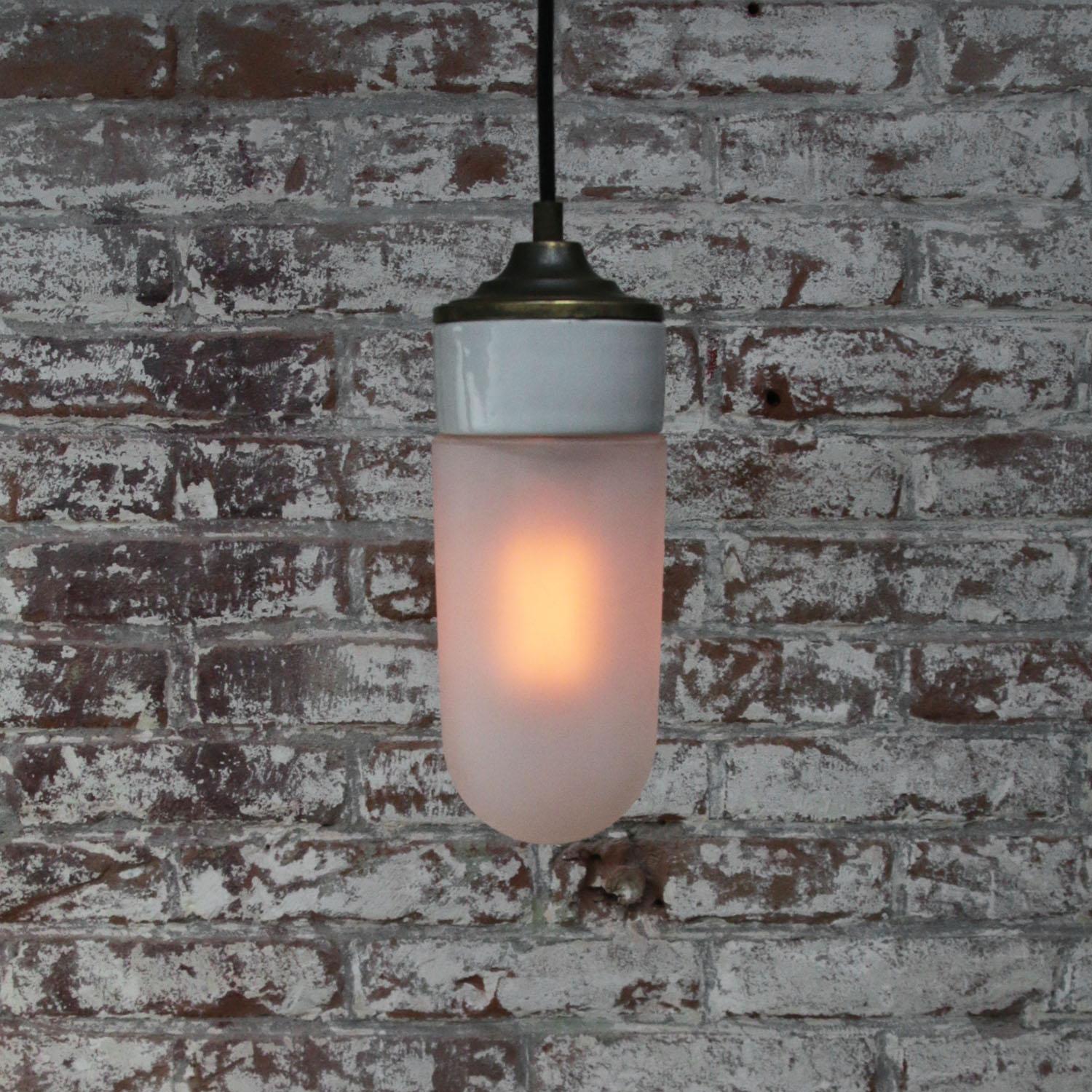 20ième siècle Lampes à suspension industrielles vintage en laiton et verre dépoli en porcelaine blanche en vente