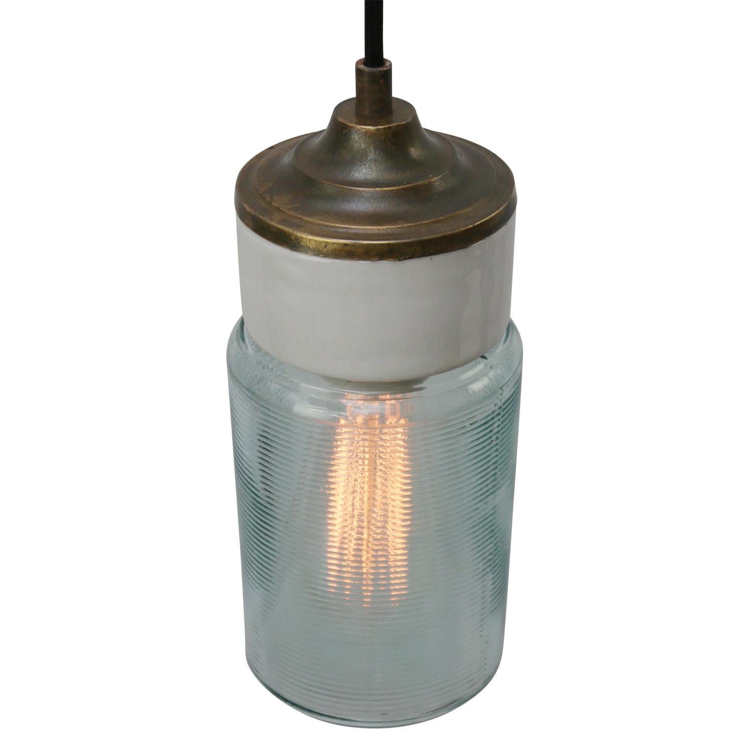 Industriel Lampes à suspension industrielles vintage en laiton et porcelaine blanche avec verre à rayures vertes en vente