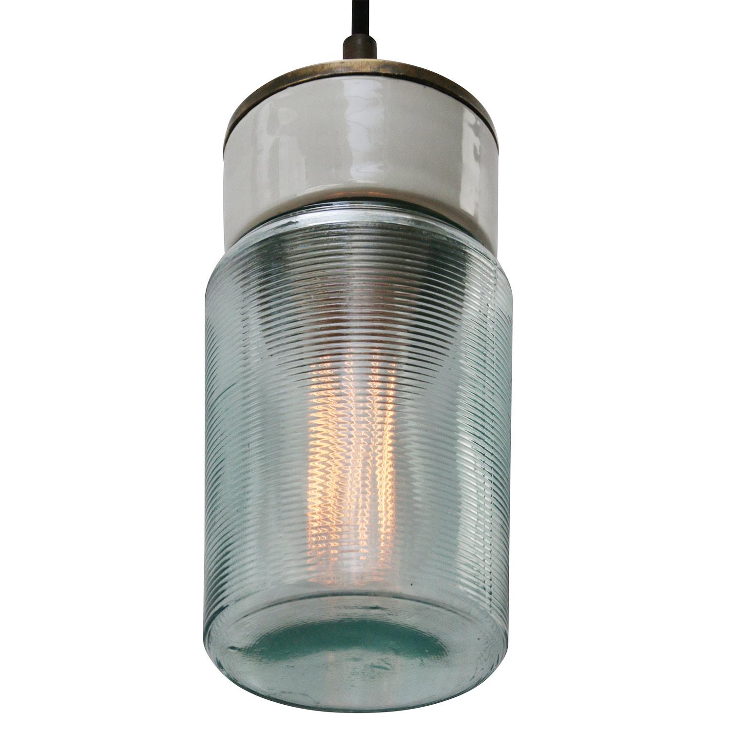 Néerlandais Lampes à suspension industrielles vintage en laiton et porcelaine blanche avec verre à rayures vertes en vente