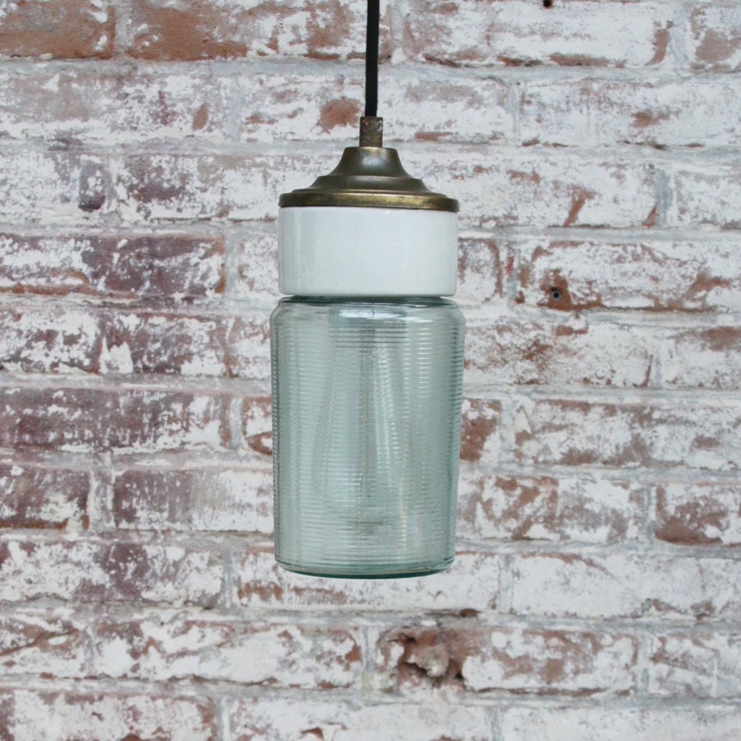 Lampes à suspension industrielles vintage en laiton et porcelaine blanche avec verre à rayures vertes Bon état - En vente à Amsterdam, NL