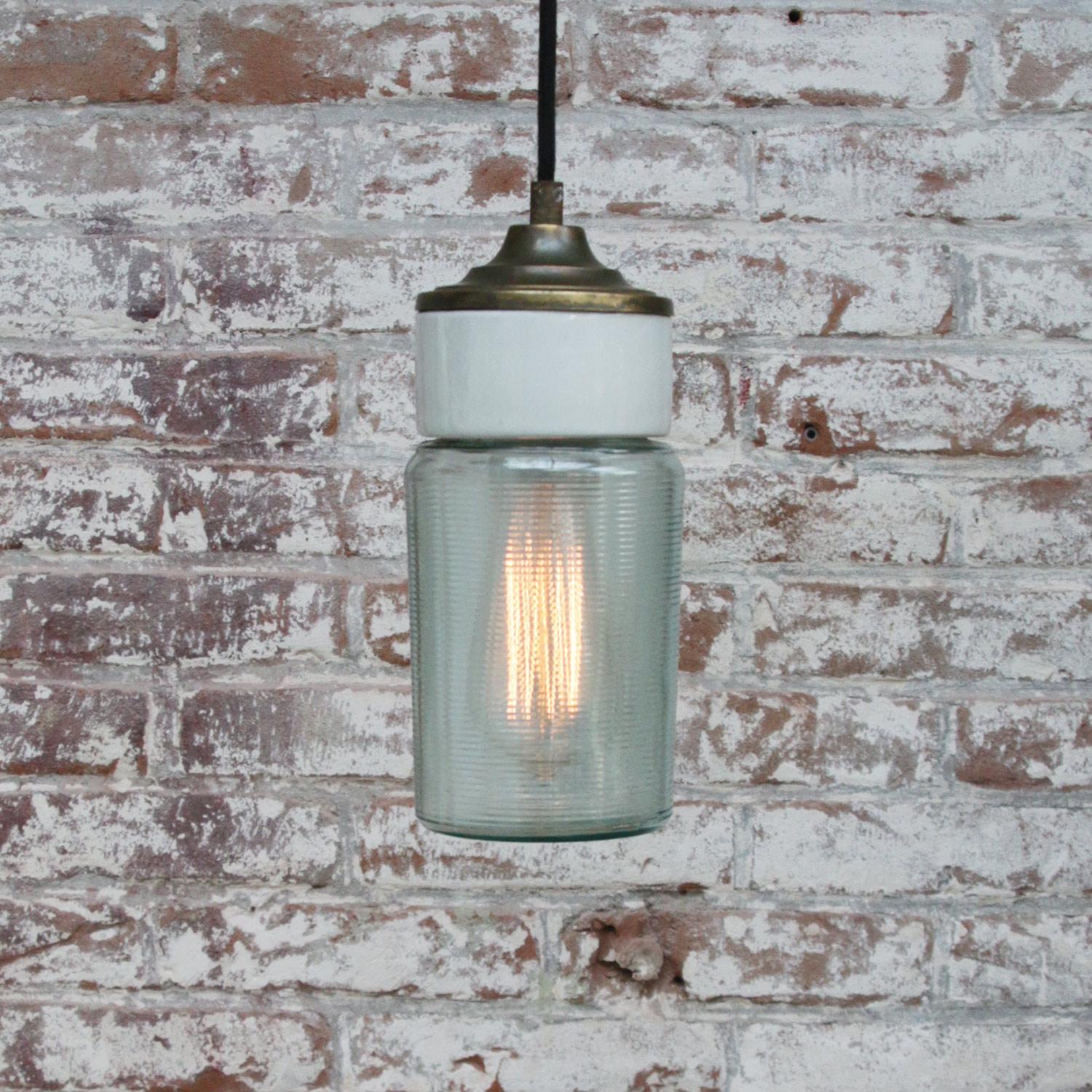20ième siècle Lampes à suspension industrielles vintage en laiton et porcelaine blanche avec verre à rayures vertes en vente