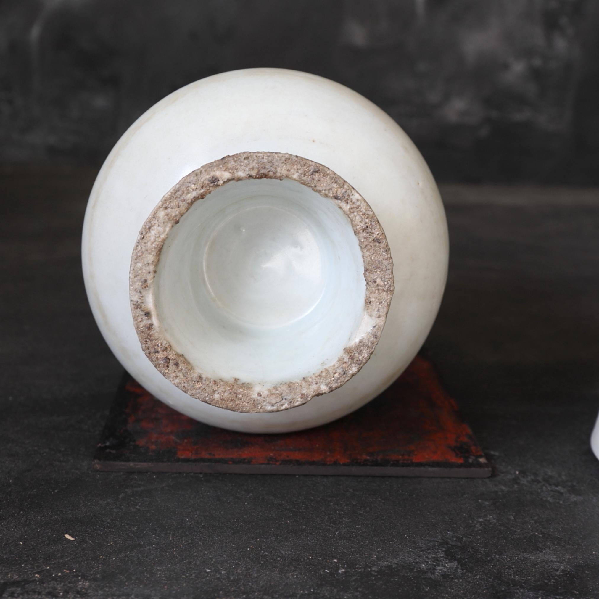 White Porcelain Incense Burner / Korean Antique / Joseon Dynasty/1392 - 1897 CE For Sale 6