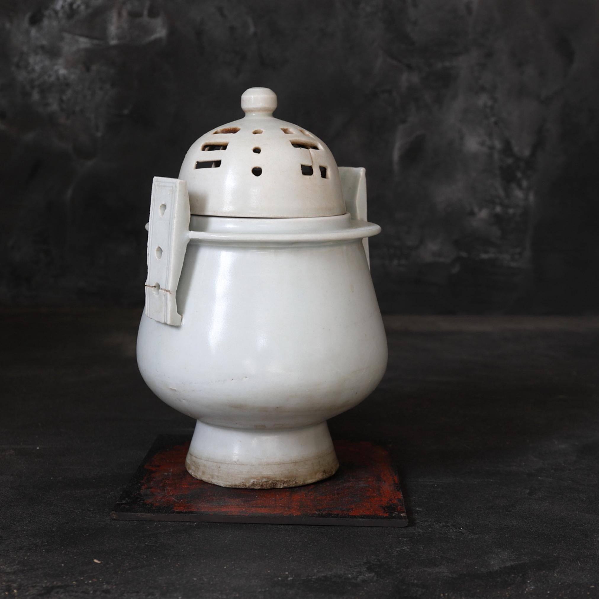 White Porcelain Incense Burner / Korean Antique / Joseon Dynasty/1392 - 1897 CE In Fair Condition For Sale In Kyoto-shi, Kyoto