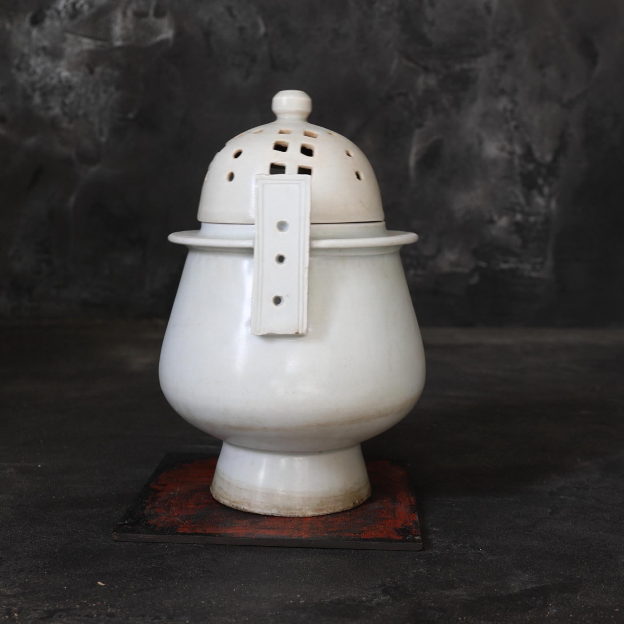 White Porcelain Incense Burner / Korean Antique / Joseon Dynasty/1392 - 1897 CE For Sale 1