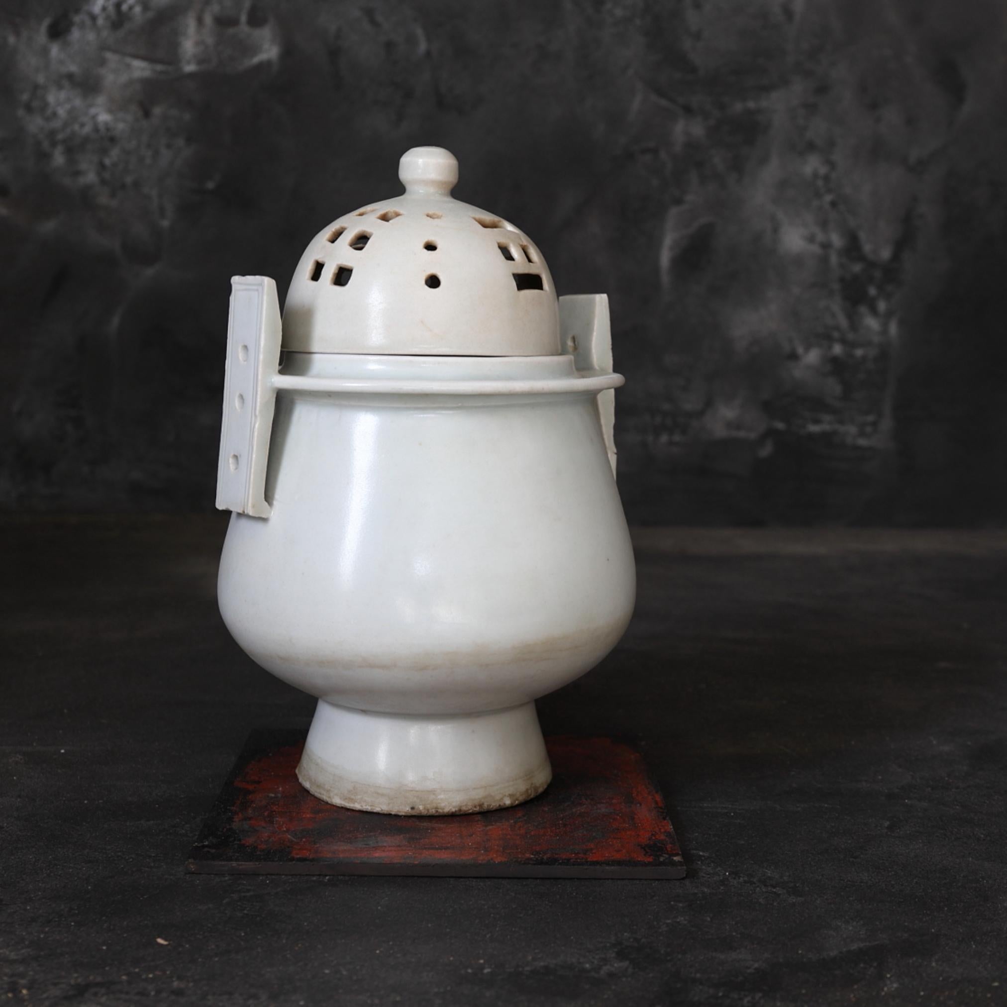 White Porcelain Incense Burner / Korean Antique / Joseon Dynasty/1392 - 1897 CE For Sale 2