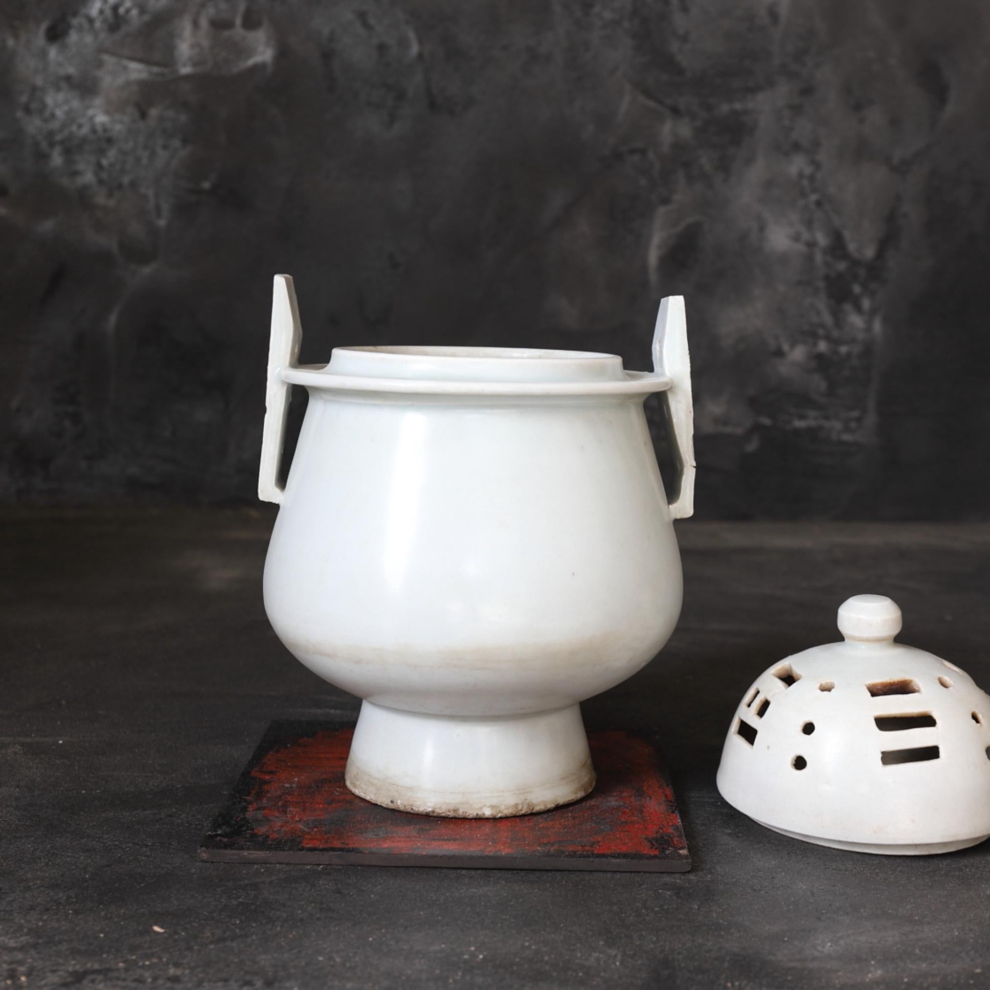 White Porcelain Incense Burner / Korean Antique / Joseon Dynasty/1392 - 1897 CE For Sale 3