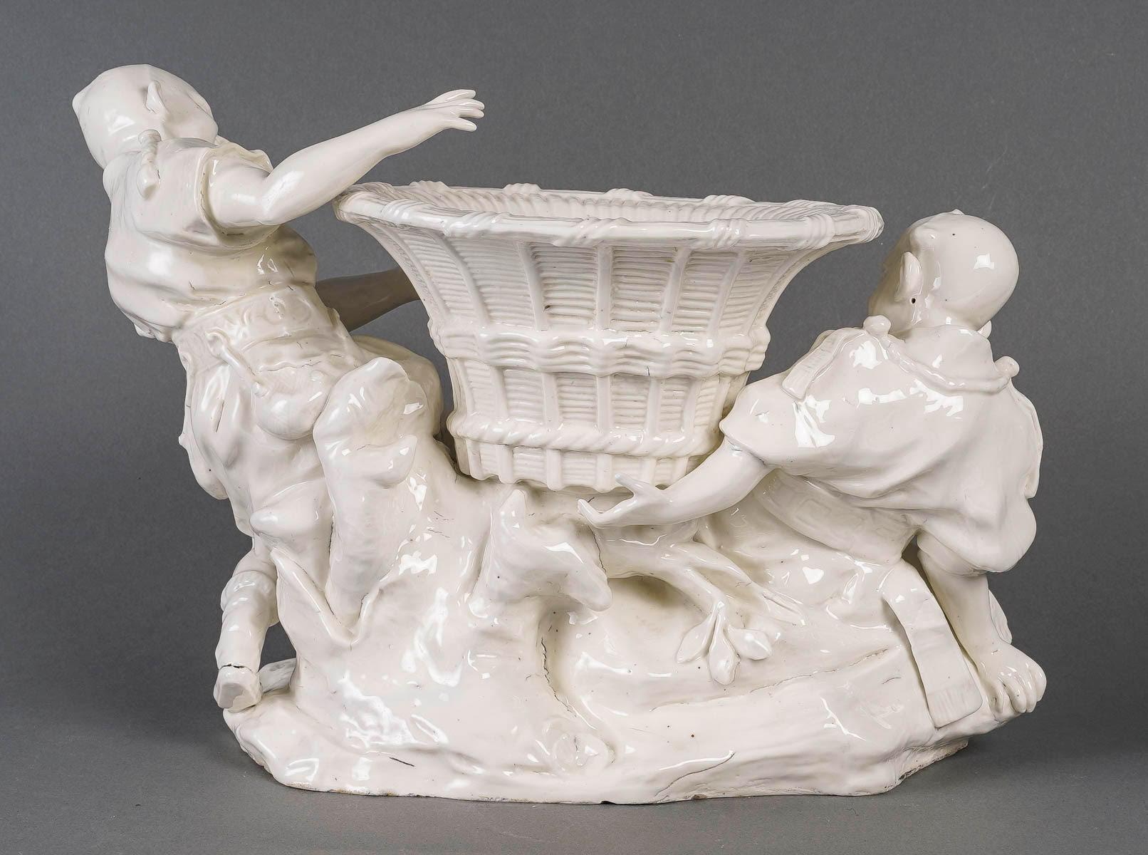 20ième siècle Jardinière en porcelaine blanche, style chinois, début du 20e siècle. en vente