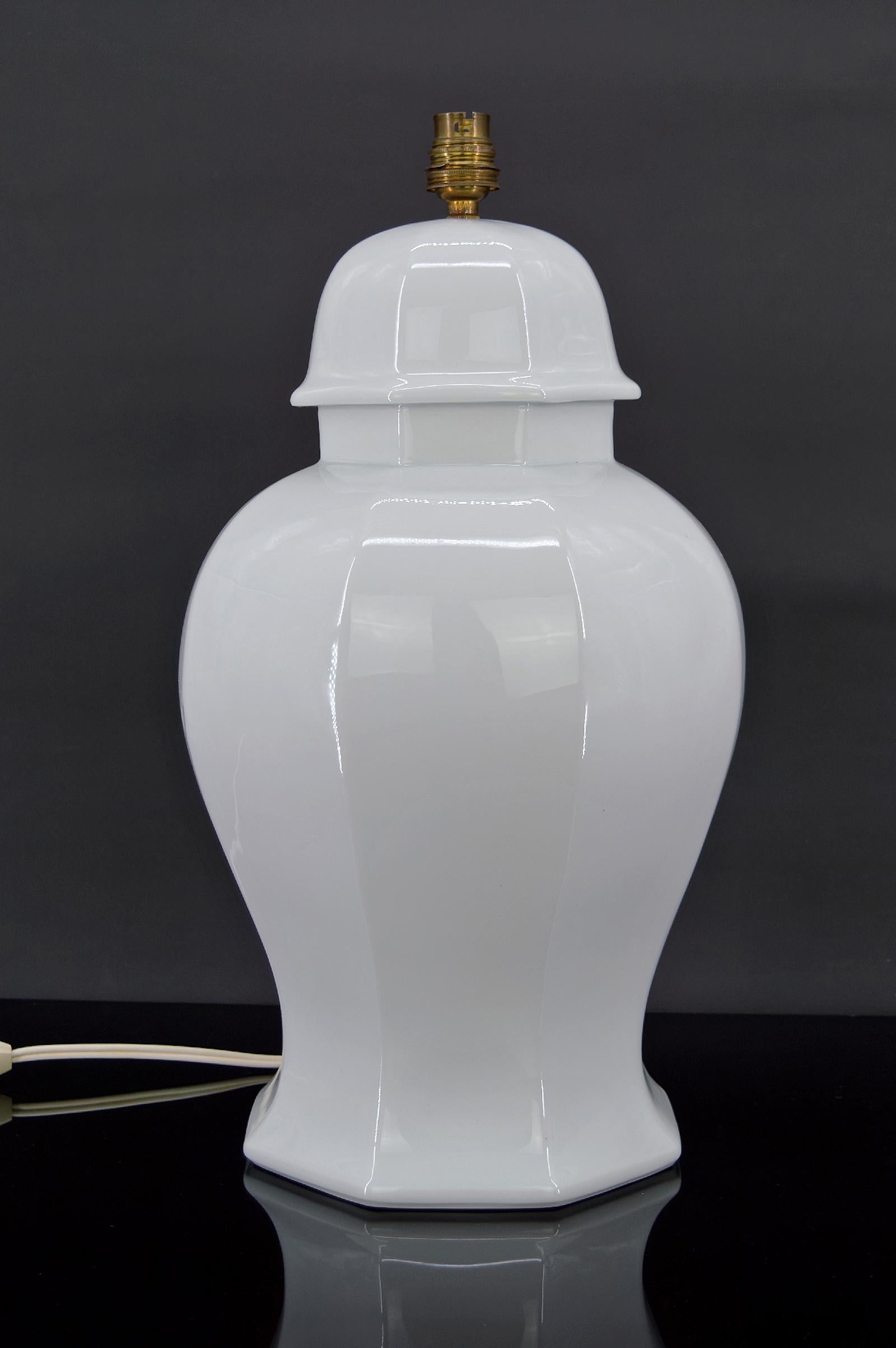 Beautiful white porcelain living room lamp.

Far Eastern inspiration / Japonism, France, circa 1970-1980.

Stamped 