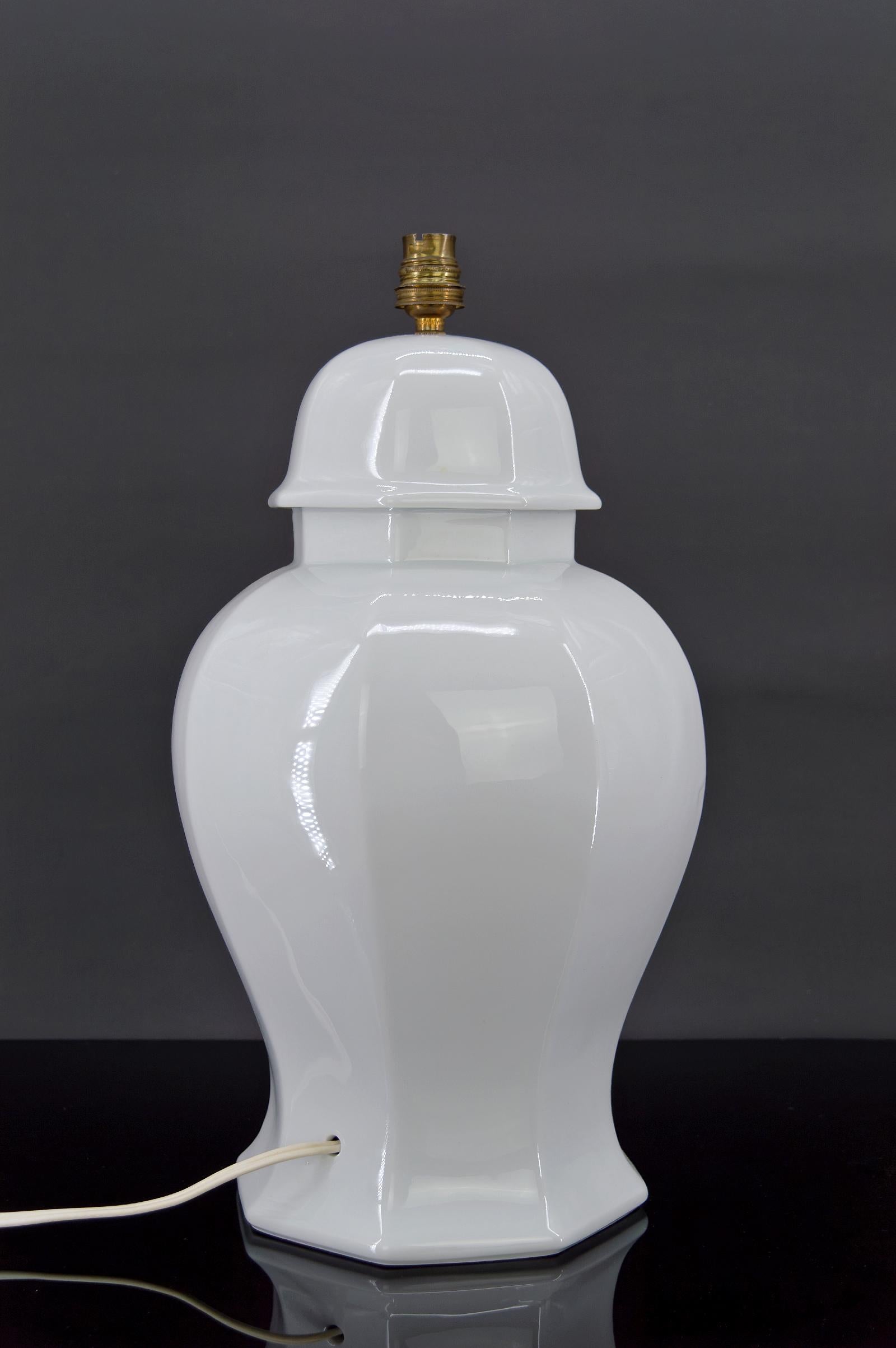 White Porcelain Lamp by Pillivuyt, Japonisme, France, circa 1970 In Good Condition For Sale In VÉZELAY, FR