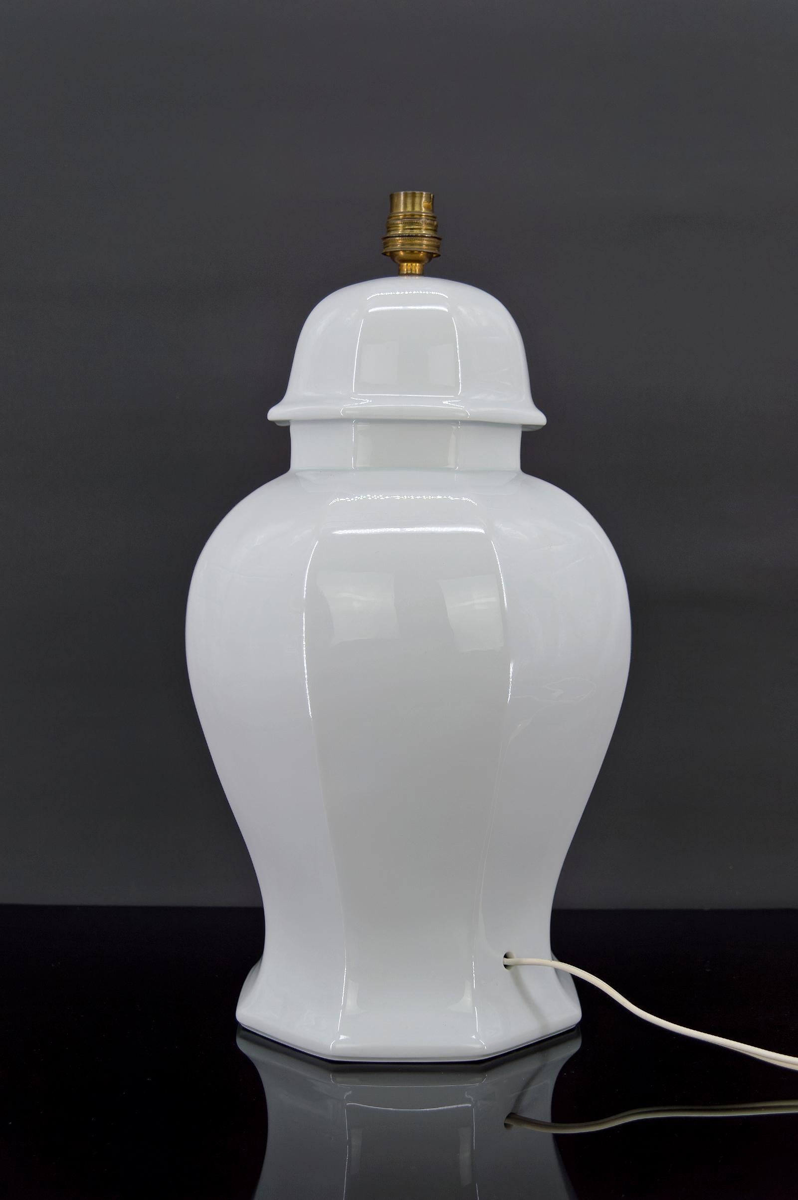 Weiße Porzellanlampe von Pillivuyt, Japonisme, Frankreich, um 1970 im Zustand „Gut“ im Angebot in VÉZELAY, FR