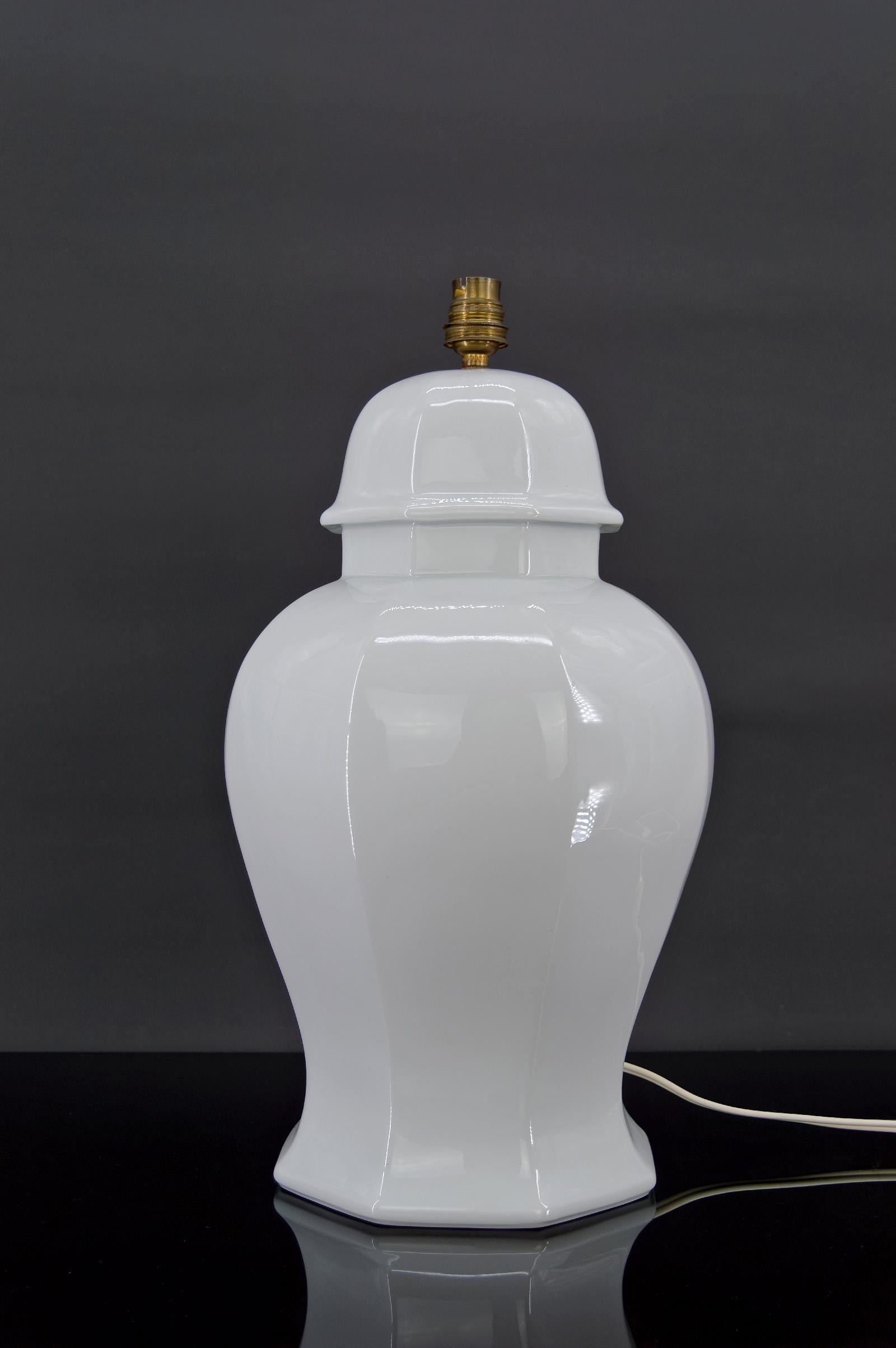 White Porcelain Lamp by Pillivuyt, Japonisme, France, circa 1970 For Sale 1