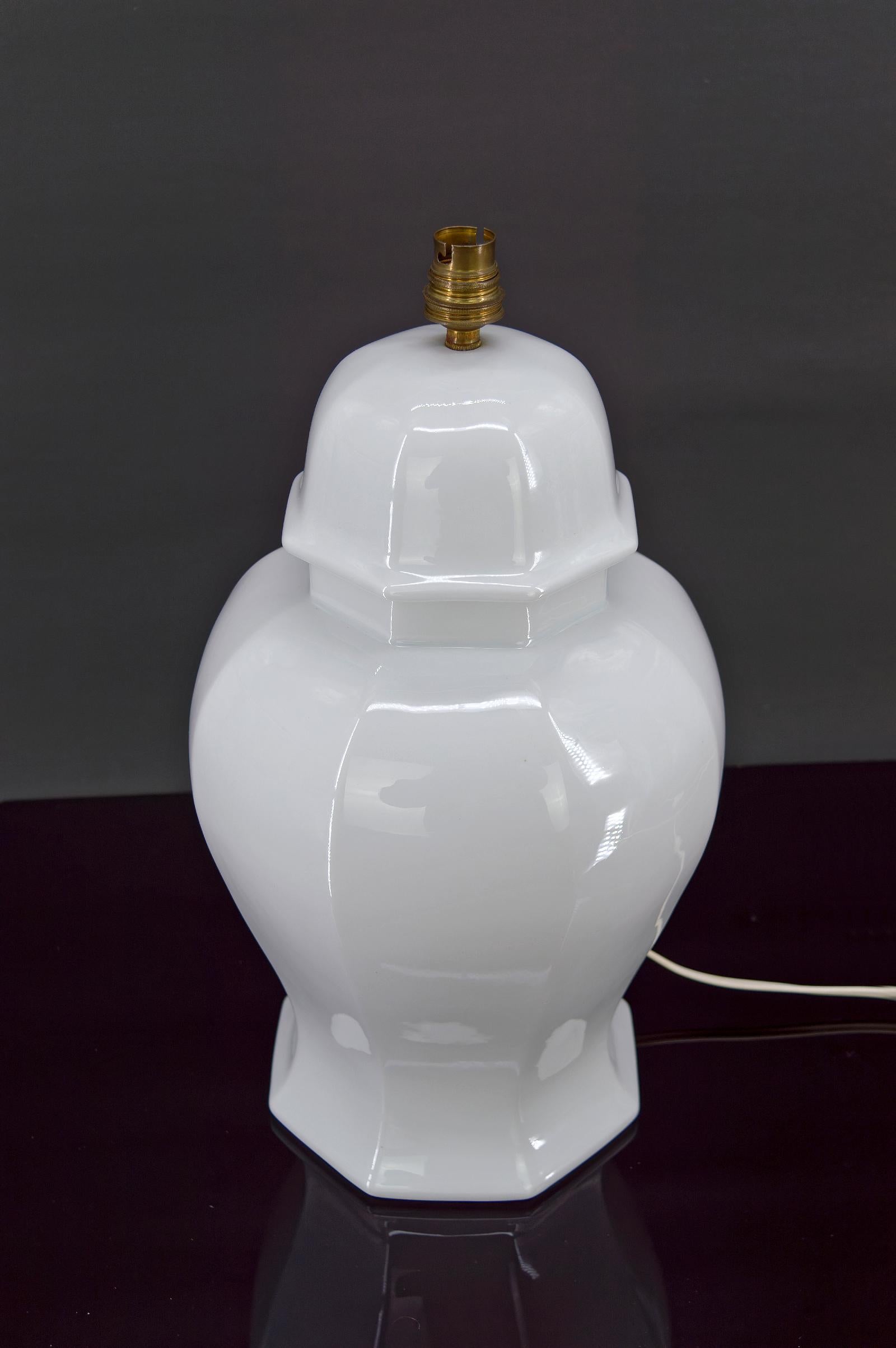 White Porcelain Lamp by Pillivuyt, Japonisme, France, circa 1970 For Sale 2