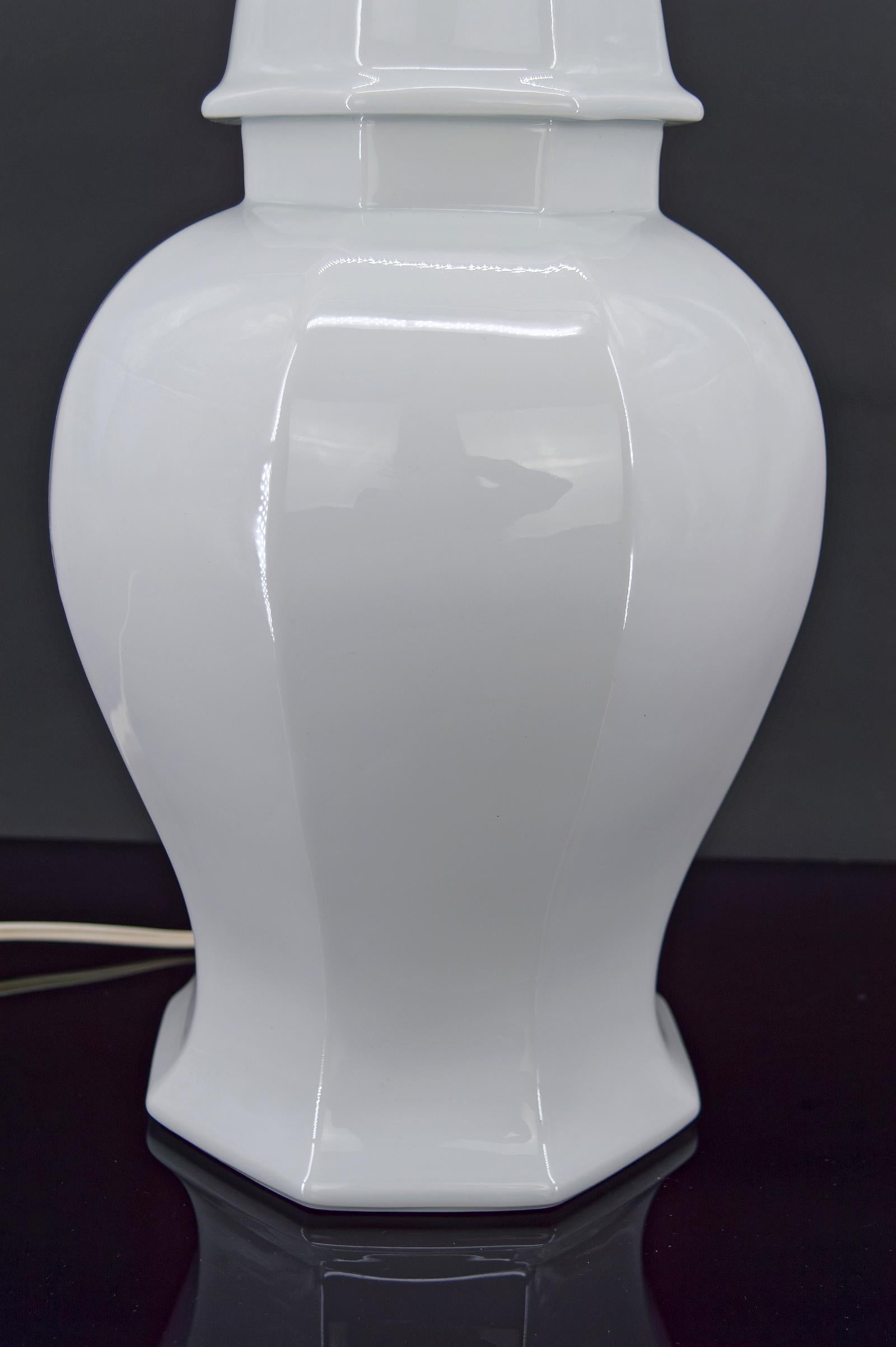 White Porcelain Lamp by Pillivuyt, Japonisme, France, circa 1970 For Sale 4