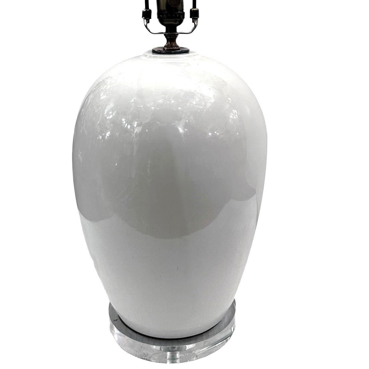 Eine italienische Lampe aus weißem Porzellan aus den 1960er Jahren mit einem Sockel aus Lucit.

Abmessungen:
Höhe des Körpers: 16
