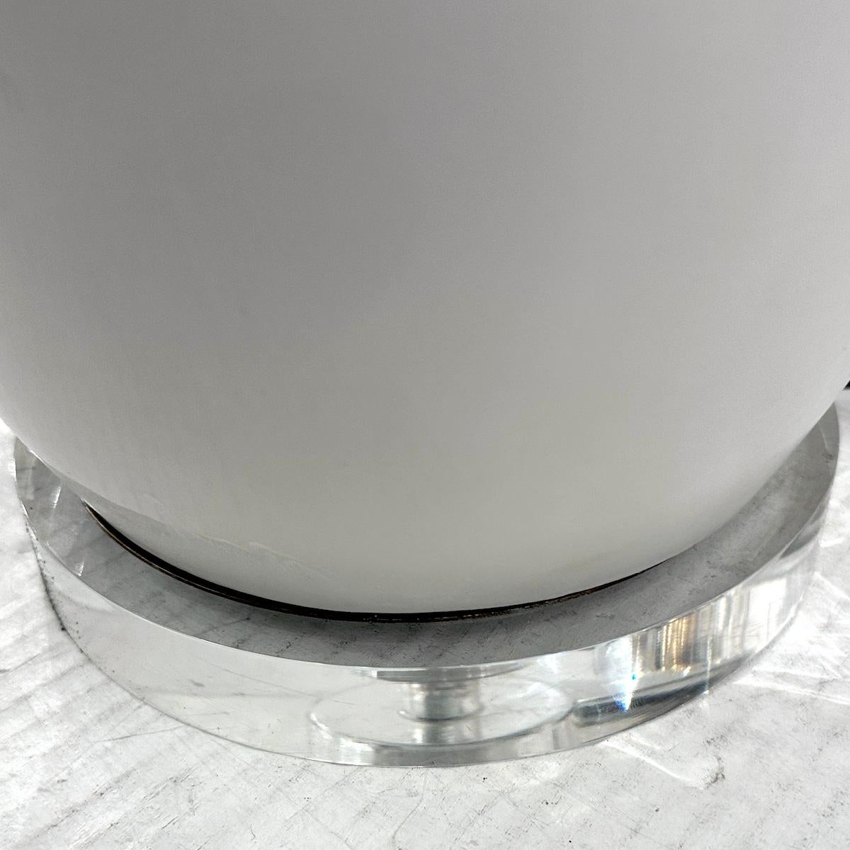 Lampe aus weißem Porzellan im Zustand „Gut“ im Angebot in New York, NY