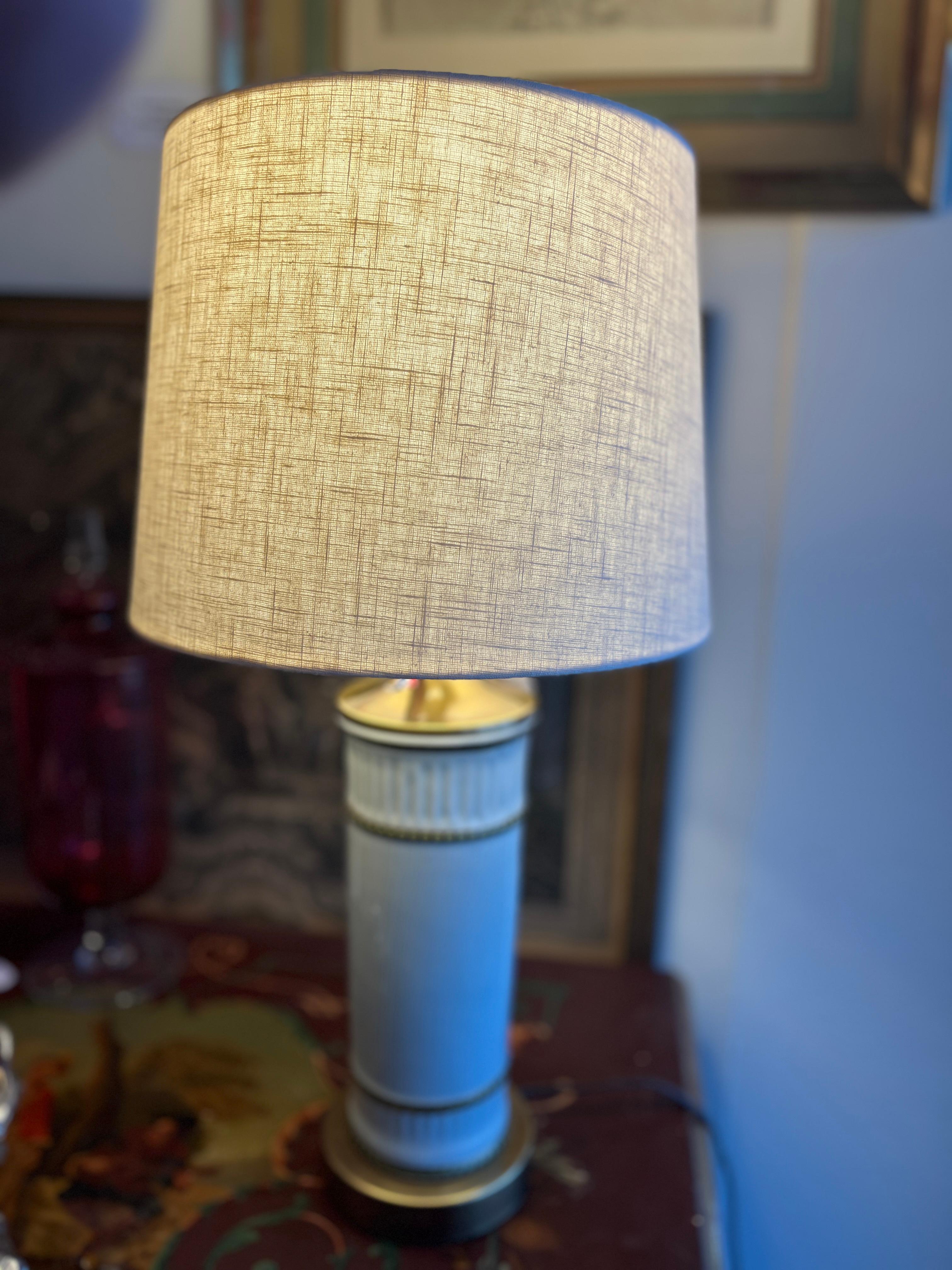 Lampe en porcelaine blanche avec base en laiton Bon état - En vente à Scottsdale, AZ