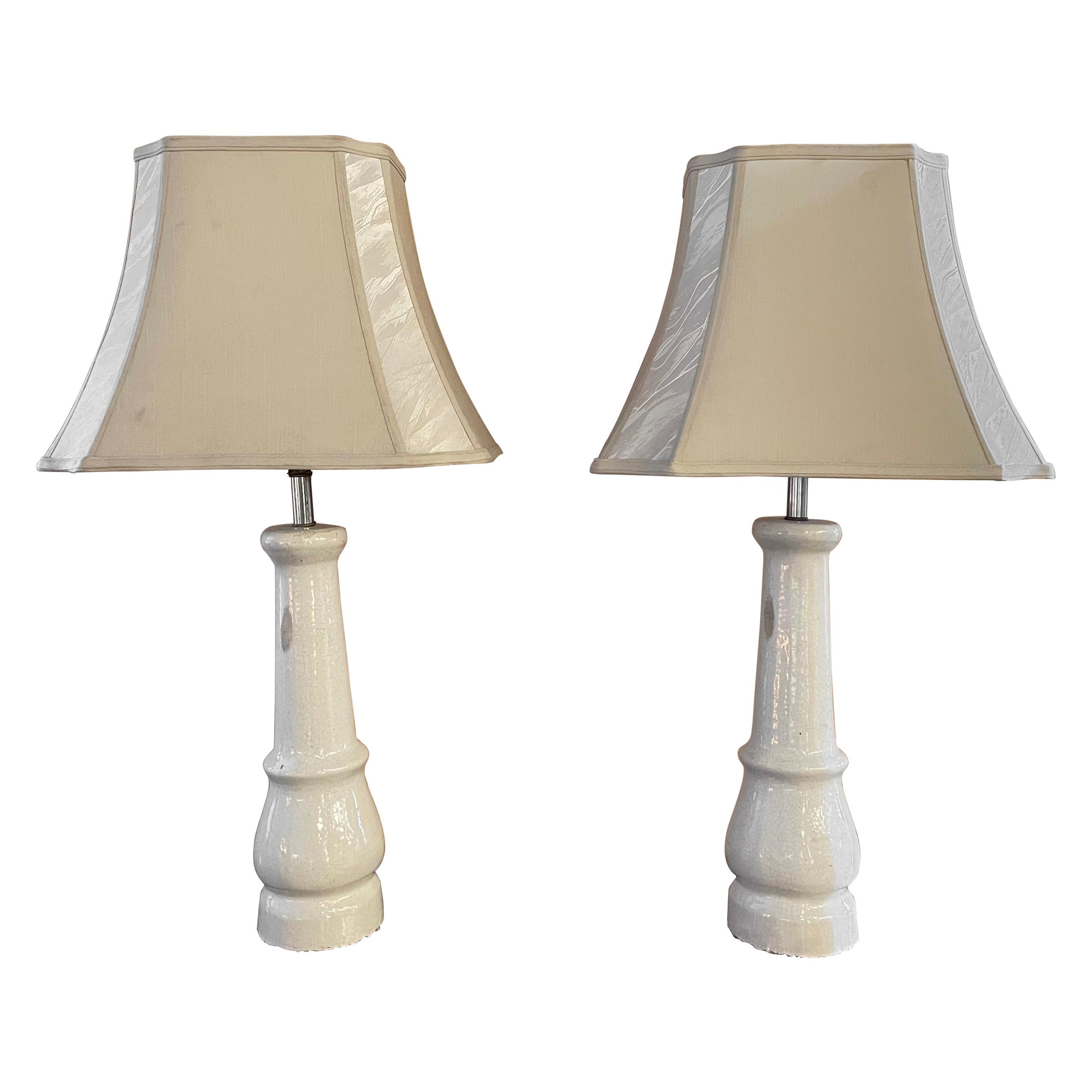 Lampes de table à pieds en porcelaine blanche avec abat-jour en vente
