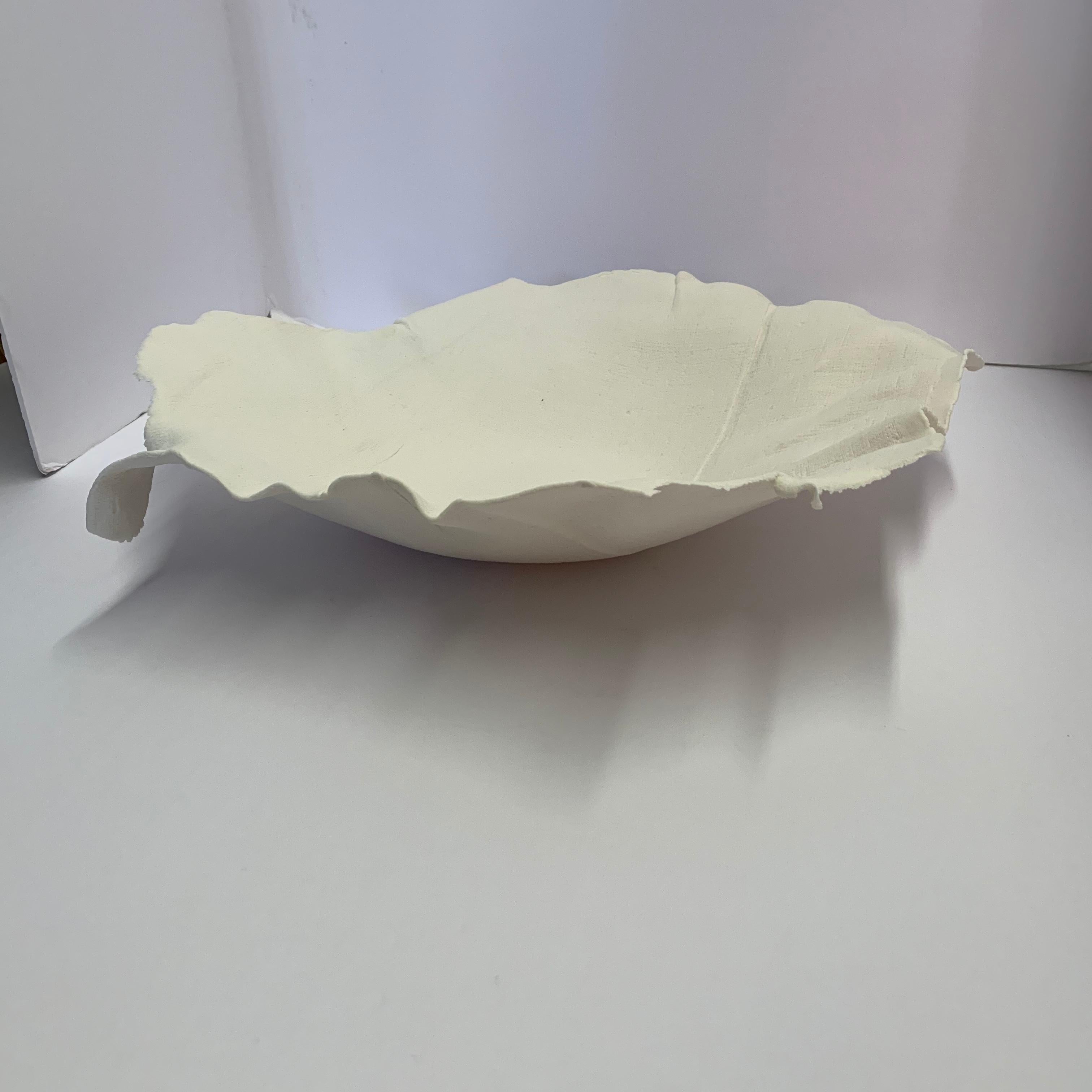 Contemporary French handmade white porcelain bowl with a linen textured look
Decorative rough edges
Can hold food.