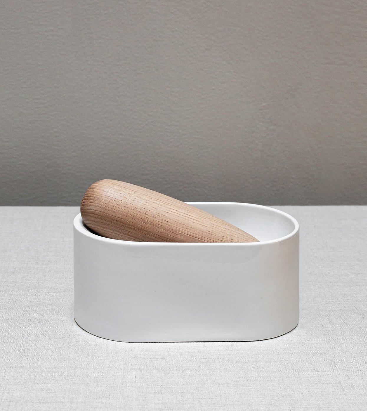 Organique Moer Mortar and Pestle en porcelaine blanche fabriqué à la main au Portugal par Origin Made en vente