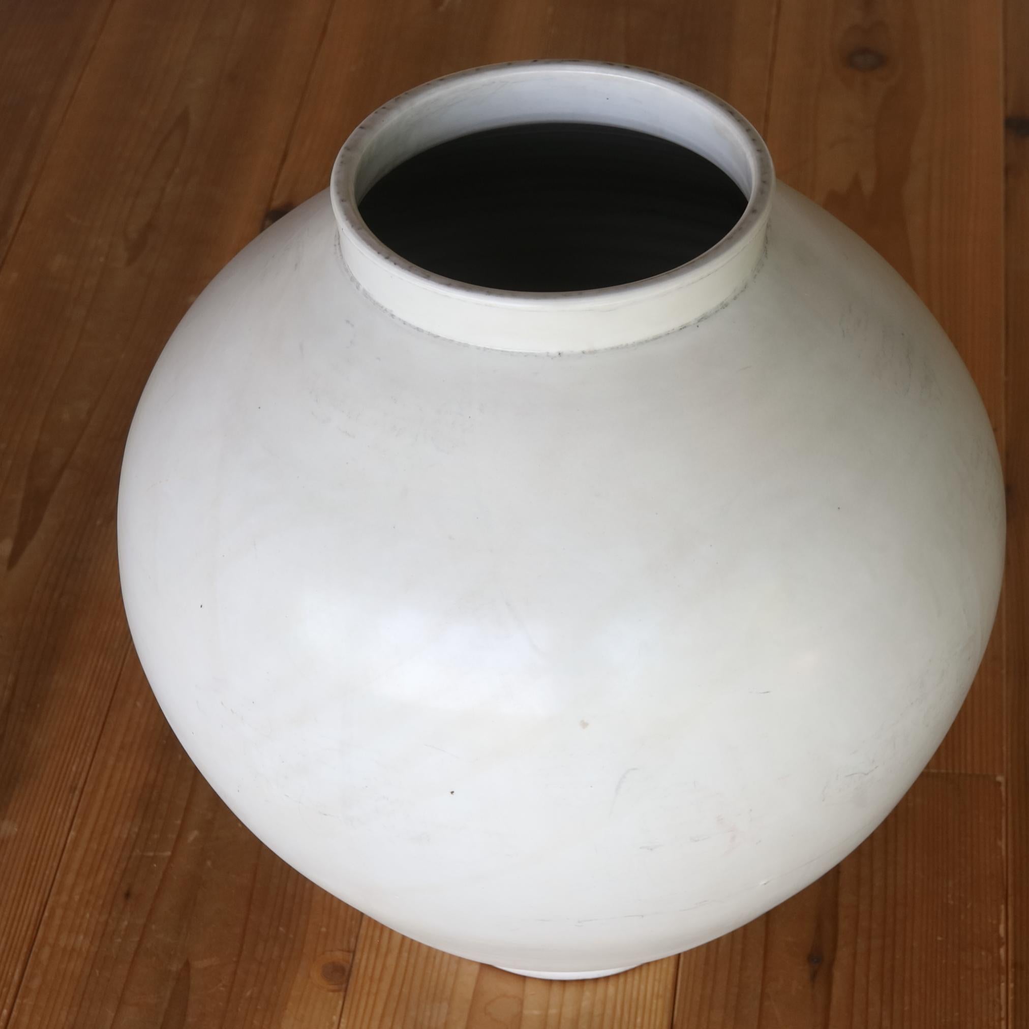 White Porcelain Moon Jar, Joseon Dynasty / 1392-1897 For Sale 3