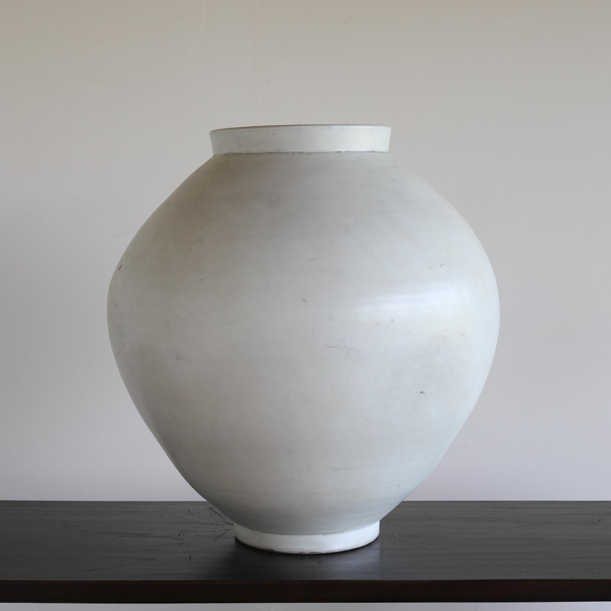 White Porcelain Moon Jar, Joseon Dynasty / 1392-1897 In Good Condition For Sale In Kyoto-shi, Kyoto