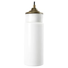 Lights suspendues du milieu du siècle en porcelaine blanche, verre opalin et laiton