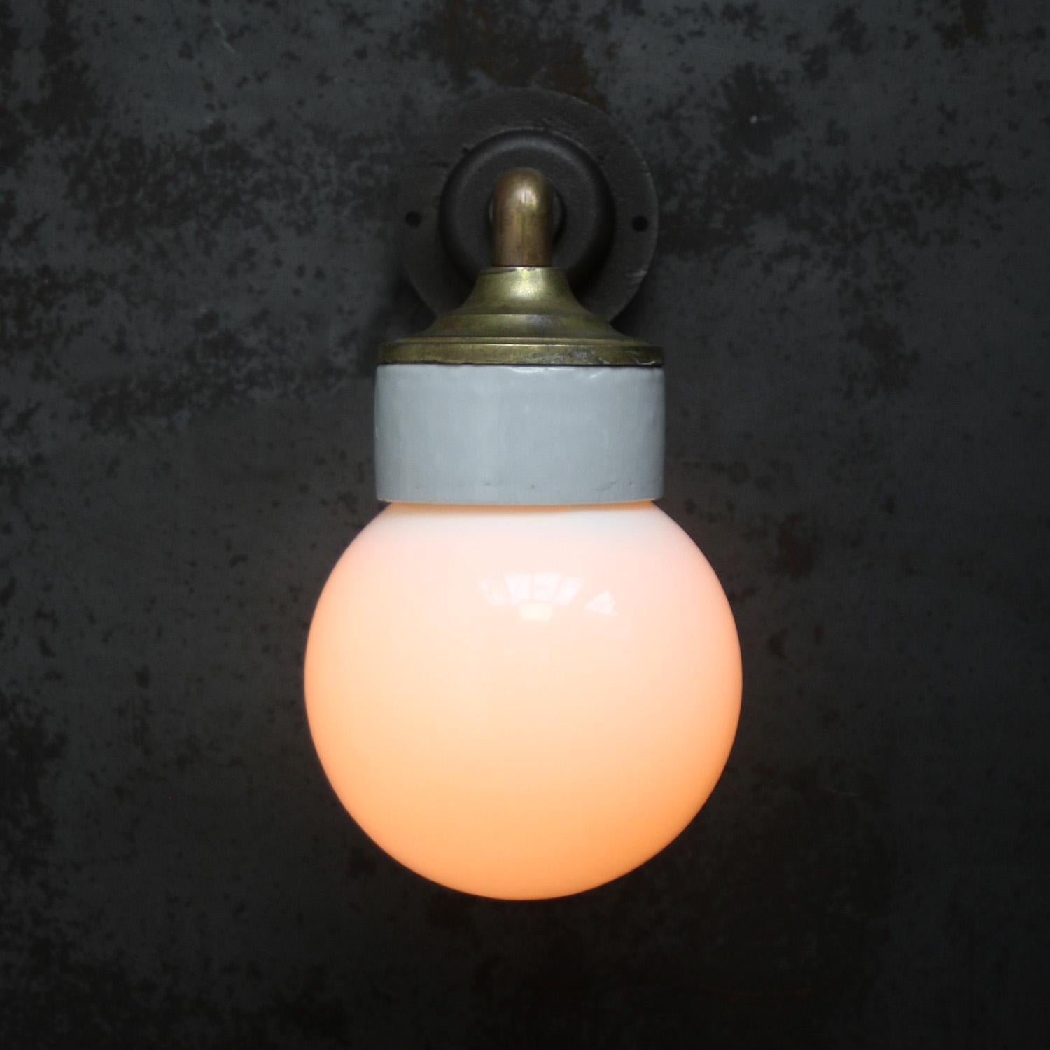 Whiting Porcellana Opalina Vetro Ottone Lampade da parete Sconcese in vendita 4