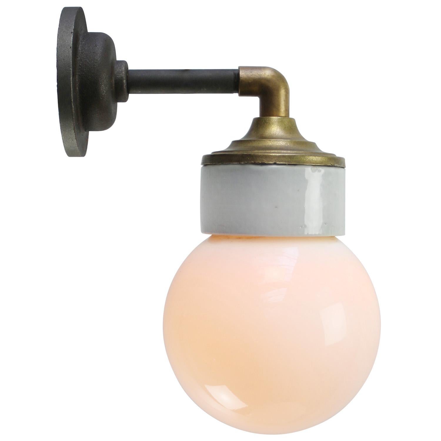 Olandese Whiting Porcellana Opalina Vetro Ottone Lampade da parete Sconcese in vendita