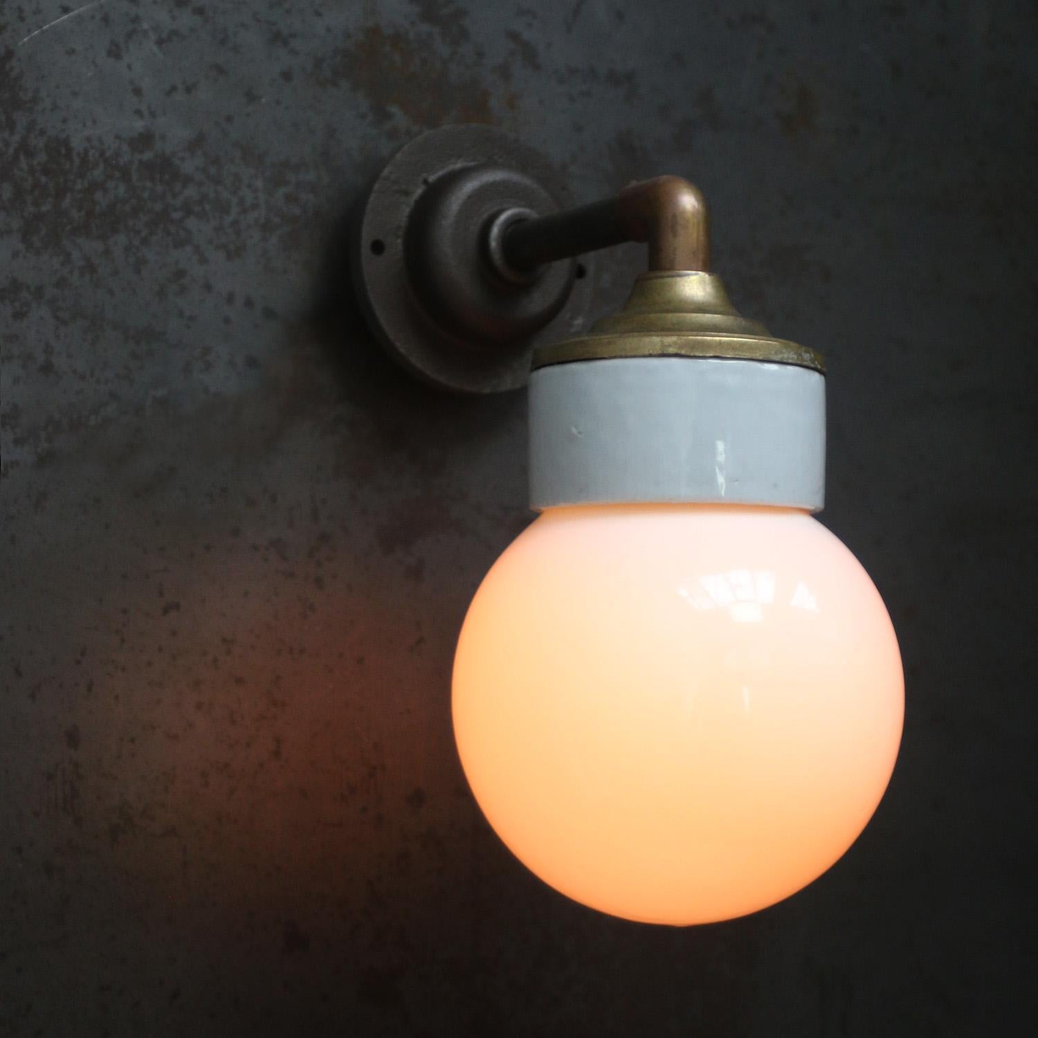 Lampada da parete in porcellana e ottone.
Porcellana bianca, ottone e ghisa
Vetro opalino/latte.
2 conduttori, senza terra.

Diametro del supporto da parete 10,5 cm / 4