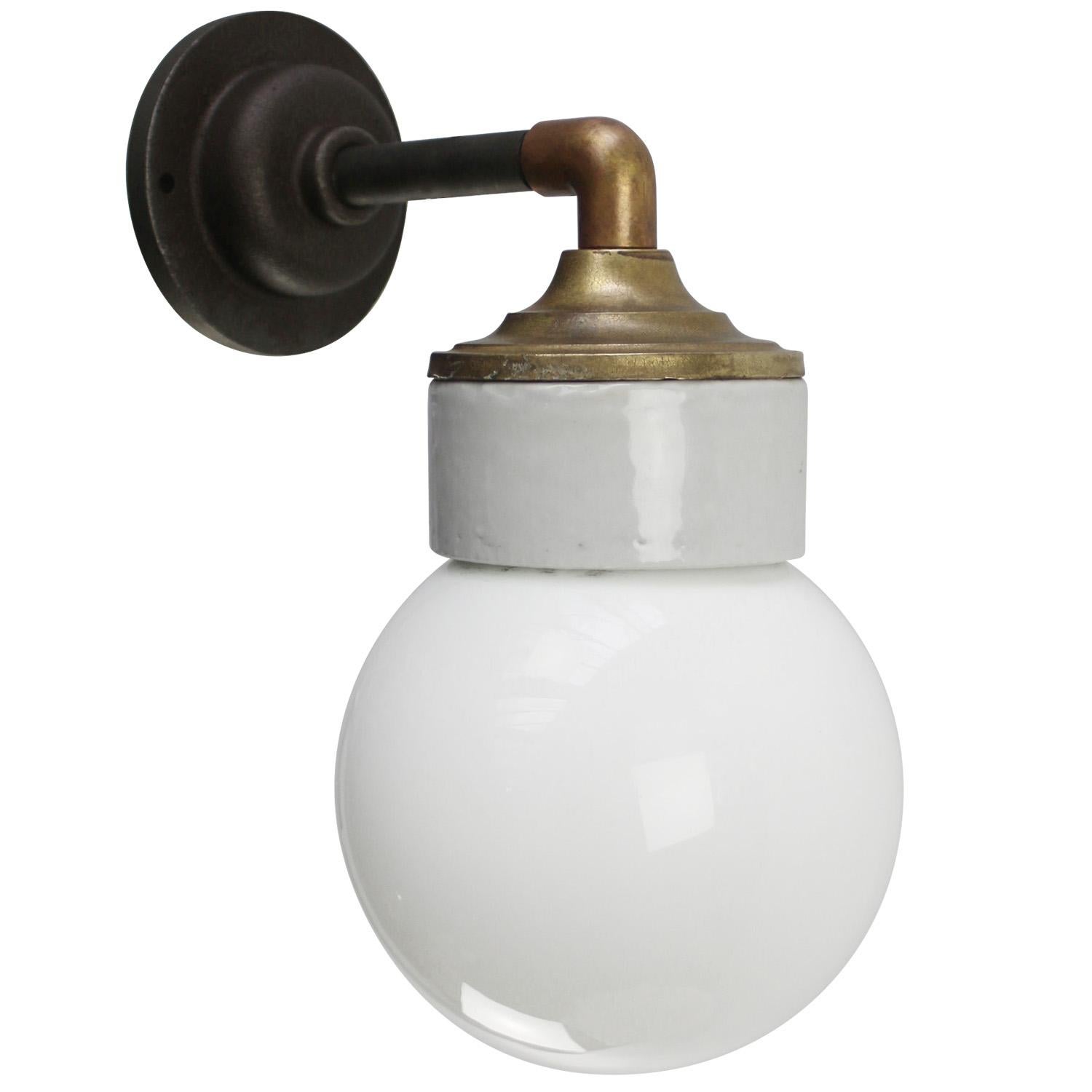 Mid-Century moderno Whiting Porcellana Opalina Vetro Ottone Lampade da parete Sconcese in vendita