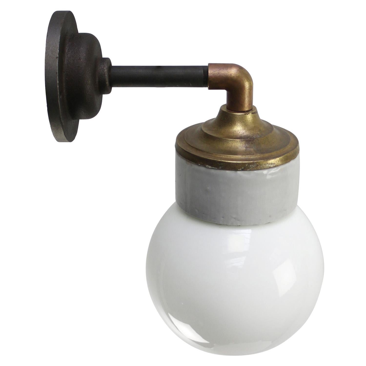 XX secolo Whiting Porcellana Opalina Vetro Ottone Lampade da parete Sconcese in vendita