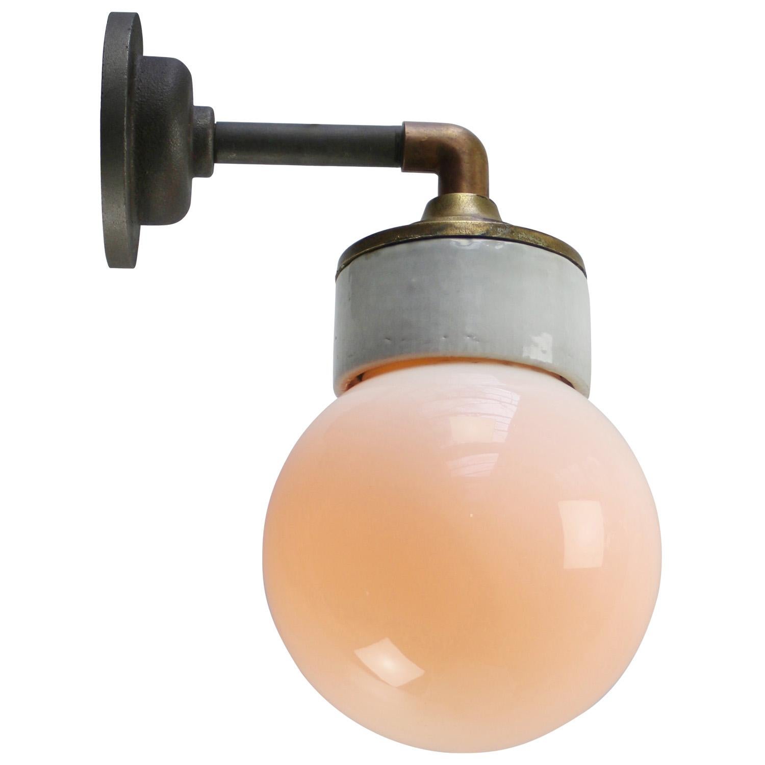 Whiting Porcellana Opalina Vetro Ottone Lampade da parete Sconcese in vendita 2