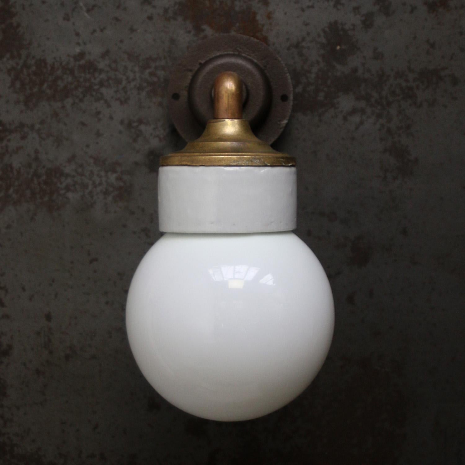 Whiting Porcellana Opalina Vetro Ottone Lampade da parete Sconcese In condizioni buone in vendita a Amsterdam, NL