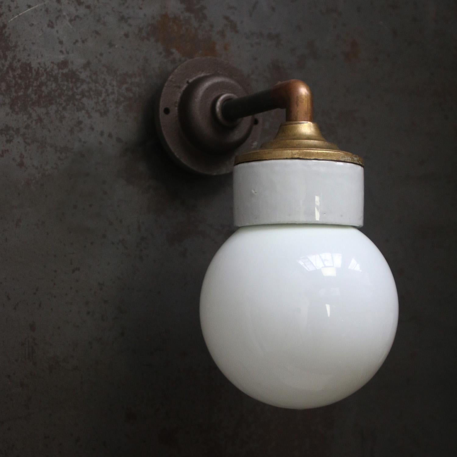 Whiting Porcellana Opalina Vetro Ottone Lampade da parete Sconcese in vendita 1