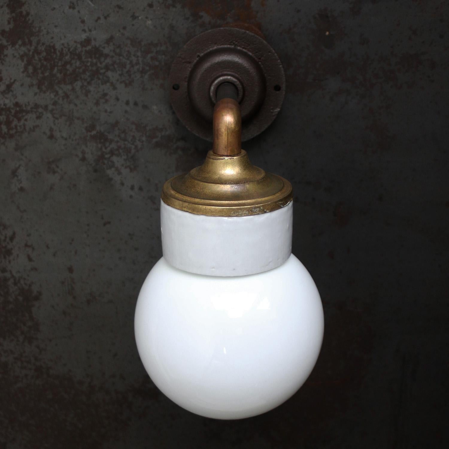 Whiting Porcellana Opalina Vetro Ottone Lampade da parete Sconcese in vendita 3