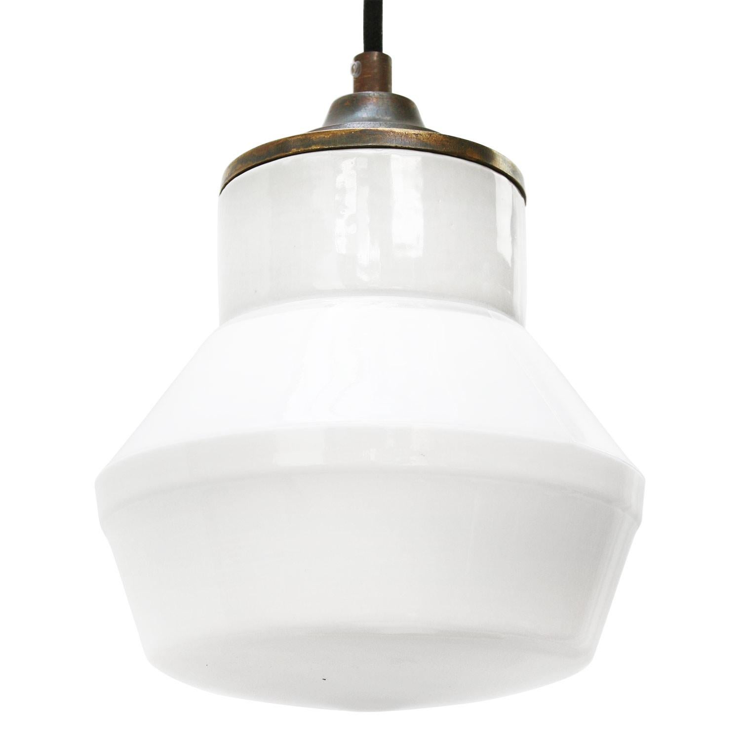 Suspension industrielle en porcelaine.
Porcelaine blanche, laiton et verre opalin.
2 conducteurs, pas de mise à la terre.

Poids : 1,40 kg / 3,1 lb

Le prix est fixé par article individuel. Toutes les lampes ont été rendues conformes aux