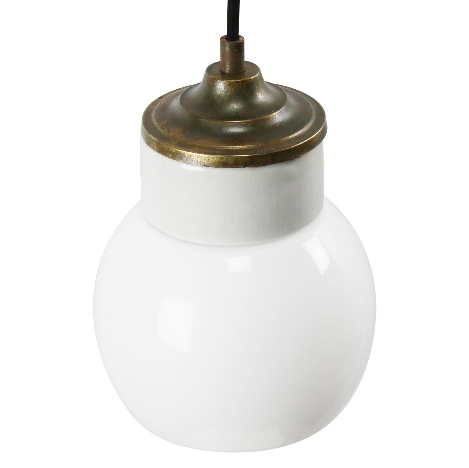 Néerlandais Lampes à suspension industrielles vintage en laiton et verre opalin en porcelaine blanche en vente