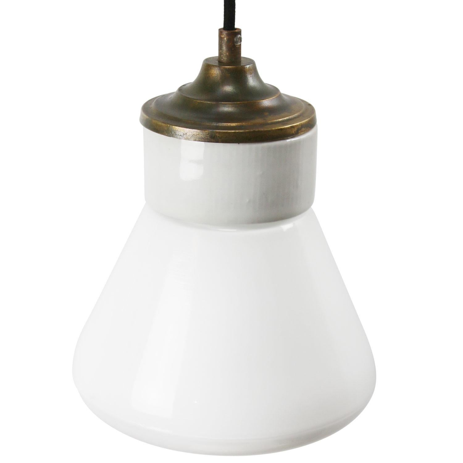 Porcelain industrial hanging lamp.
White porcelain, brass and opaline glass.
Wired for 110 volt or 220 volt
2 conductors, no ground.

Weight: 1.40 kg / 3.1 lb

Priced per individual item. All lamps have been made suitable by international